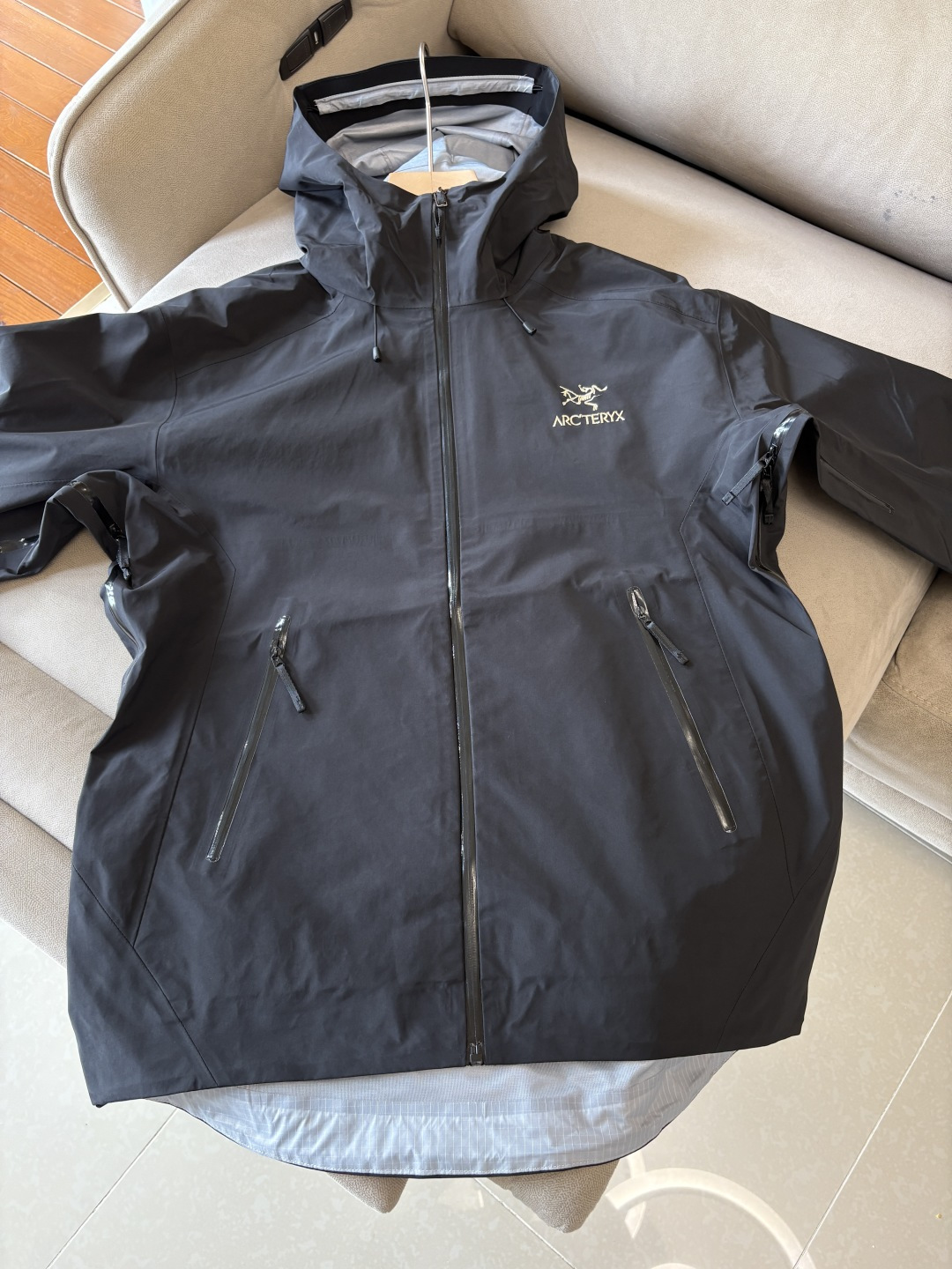 爆款 顶配 Beta SL冲锋衣是一款专为户外探险设计的高性能外套。采用GORE-TEX 面料。具备卓越