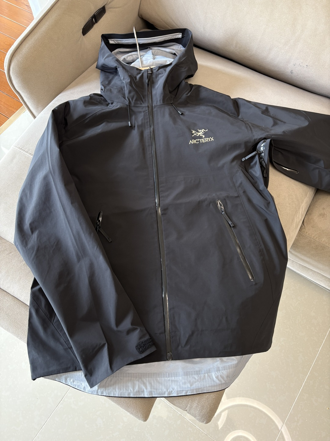 爆款 顶配 Beta SL冲锋衣是一款专为户外探险设计的高性能外套。采用GORE-TEX 面料。具备卓越