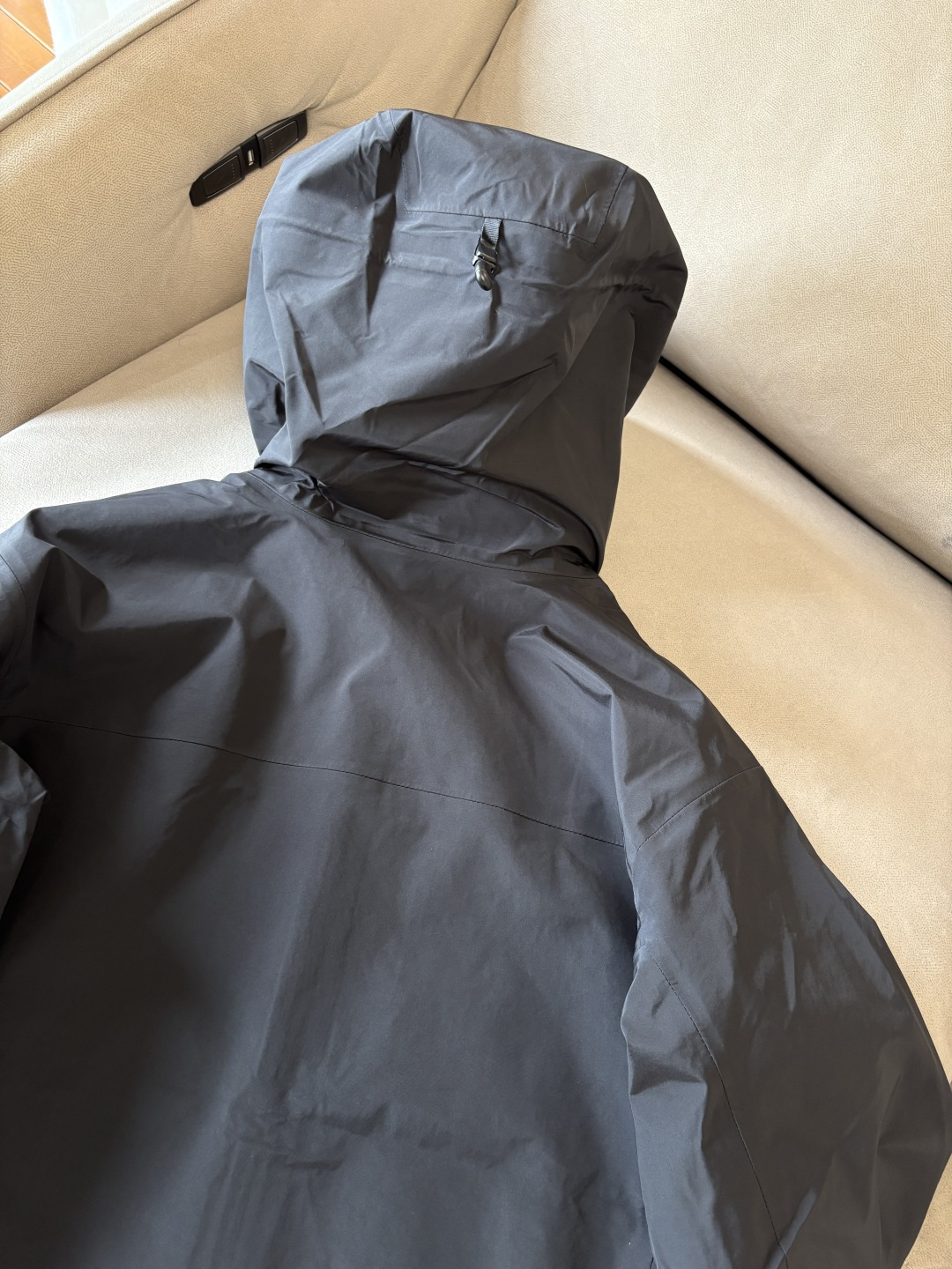 爆款 顶配 Beta SL冲锋衣是一款专为户外探险设计的高性能外套。采用GORE-TEX 面料。具备卓越