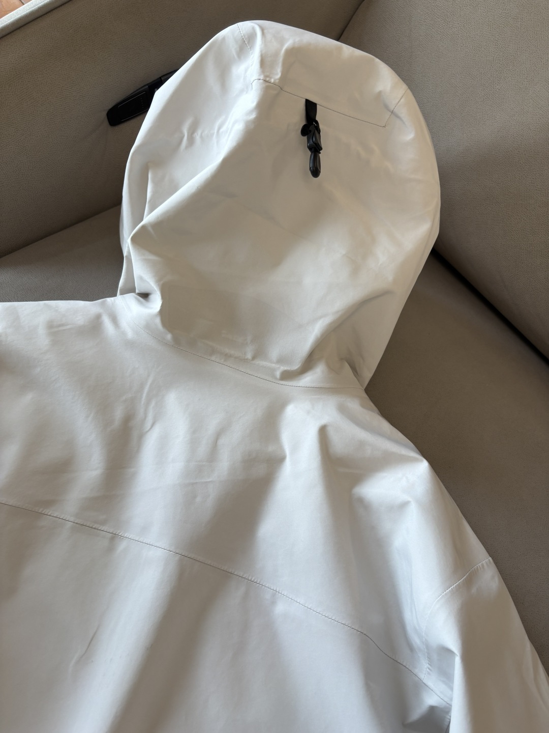 爆款 顶配 Beta SL冲锋衣是一款专为户外探险设计的高性能外套。采用GORE-TEX 面料。具备卓越