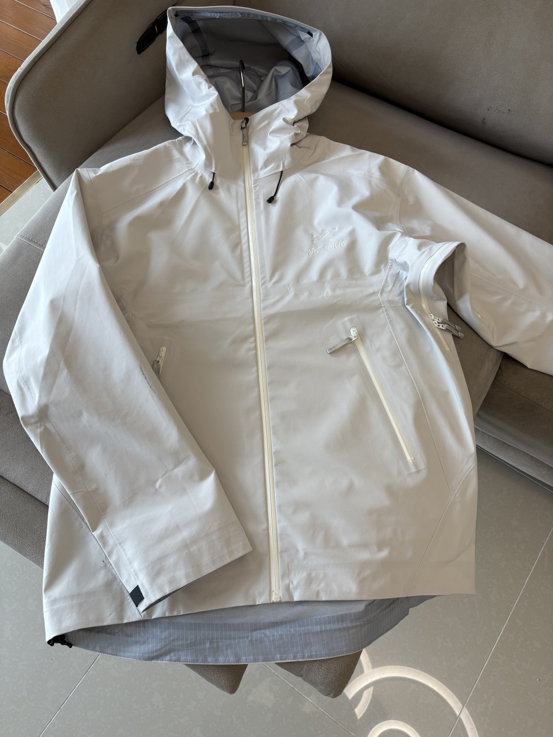 爆款 顶配 Beta SL冲锋衣是一款专为户外探险设计的高性能外套。采用GORE-TEX 面料。具备卓越