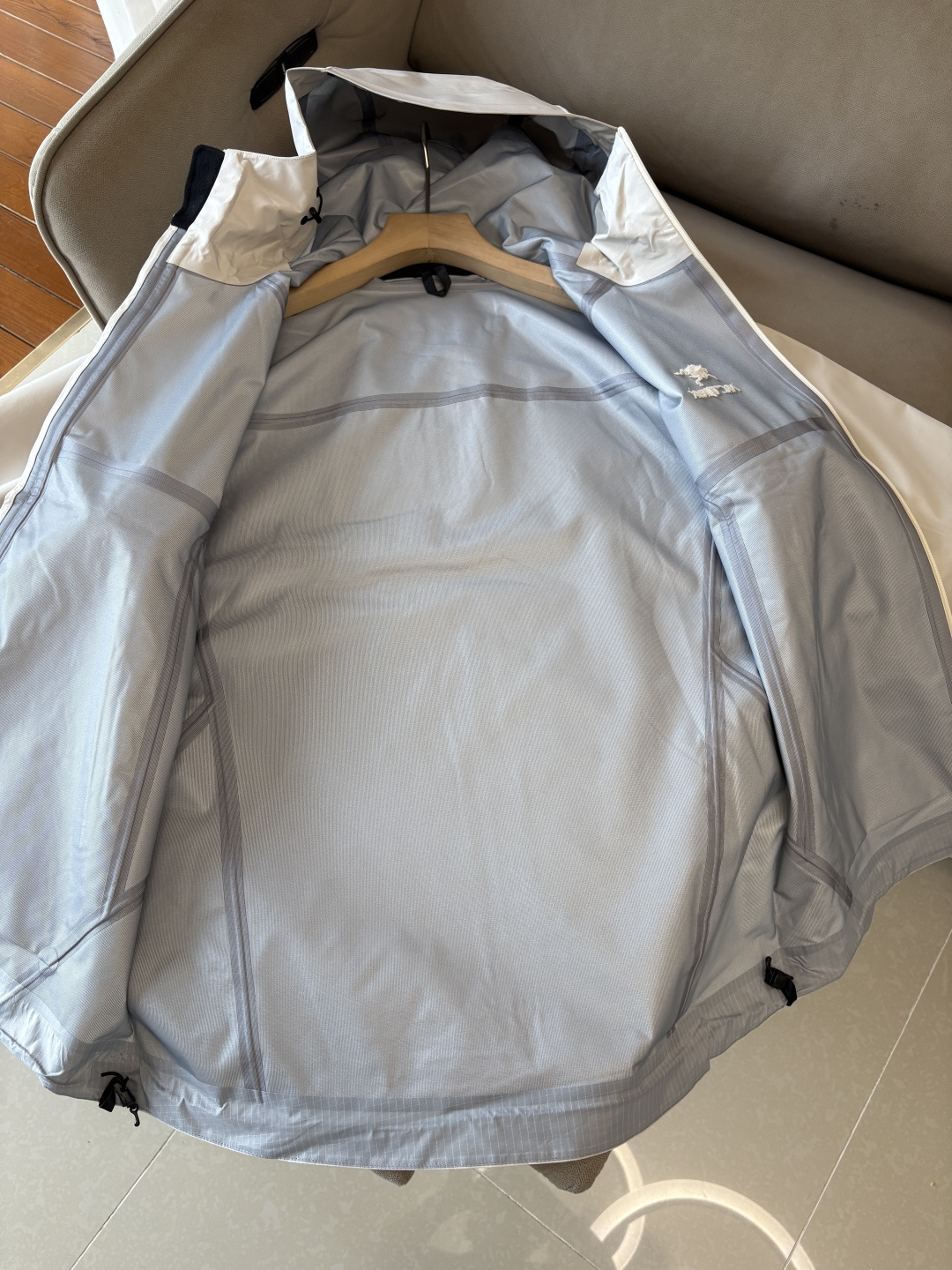 爆款 顶配 Beta SL冲锋衣是一款专为户外探险设计的高性能外套。采用GORE-TEX 面料。具备卓越