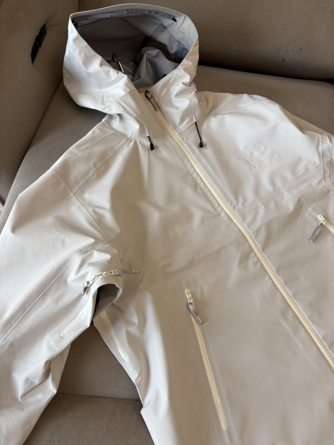 爆款 顶配 Beta SL冲锋衣是一款专为户外探险设计的高性能外套。采用GORE-TEX 面料。具备卓越