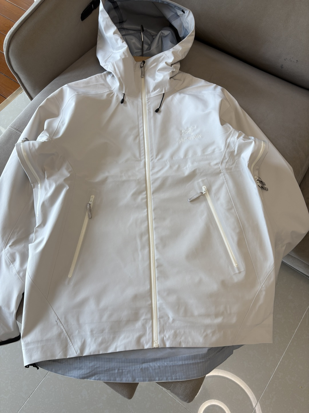 爆款 顶配 Beta SL冲锋衣是一款专为户外探险设计的高性能外套。采用GORE-TEX 面料。具备卓越