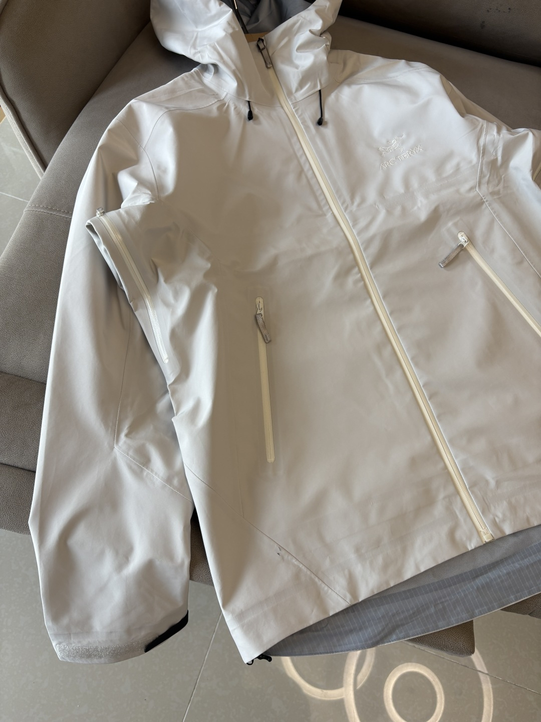 爆款 顶配 Beta SL冲锋衣是一款专为户外探险设计的高性能外套。采用GORE-TEX 面料。具备卓越