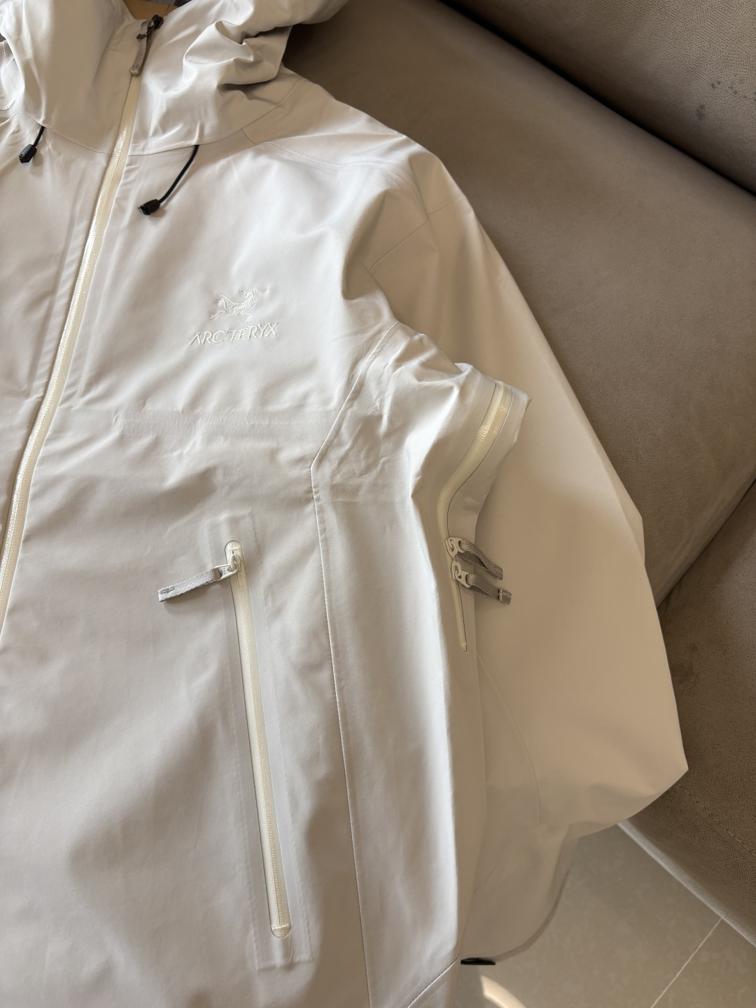 爆款 顶配 Beta SL冲锋衣是一款专为户外探险设计的高性能外套。采用GORE-TEX 面料。具备卓越