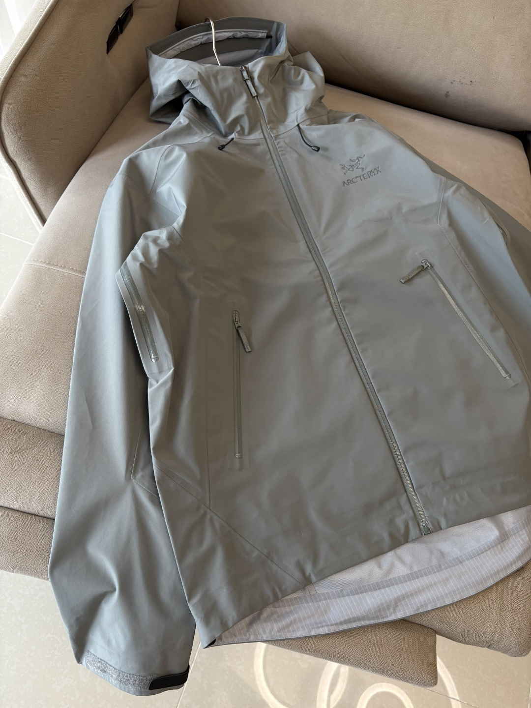 爆款 顶配 Beta SL冲锋衣是一款专为户外探险设计的高性能外套。采用GORE-TEX 面料。具备卓越