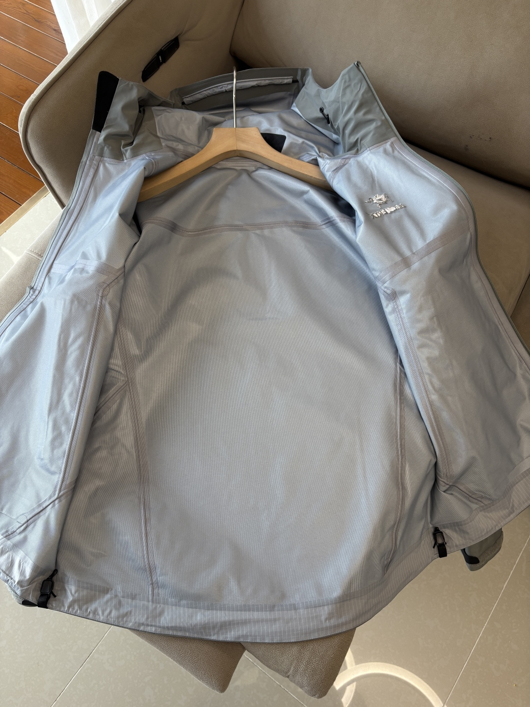 爆款 顶配 Beta SL冲锋衣是一款专为户外探险设计的高性能外套。采用GORE-TEX 面料。具备卓越