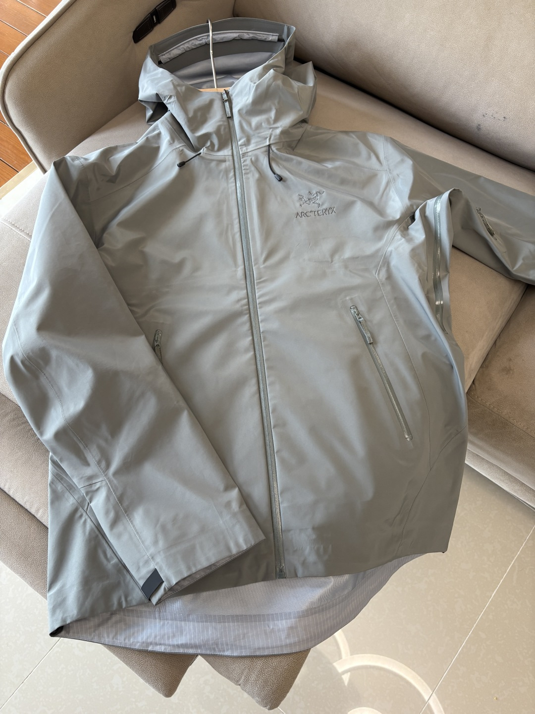 爆款 顶配 Beta SL冲锋衣是一款专为户外探险设计的高性能外套。采用GORE-TEX 面料。具备卓越