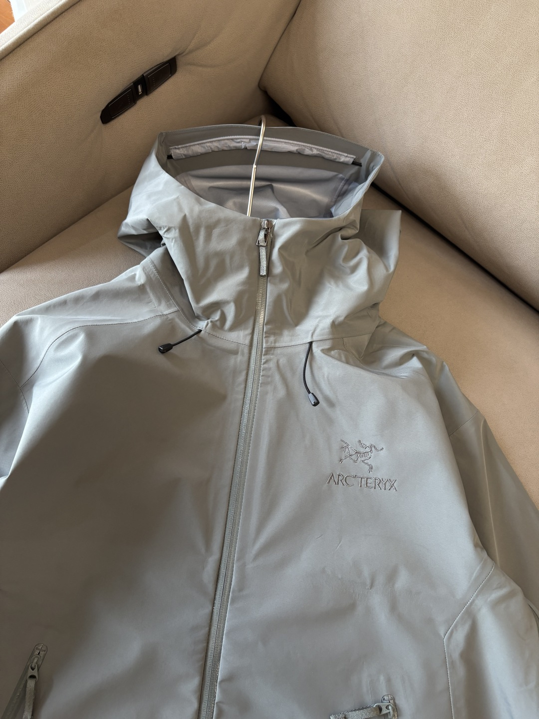 爆款 顶配 Beta SL冲锋衣是一款专为户外探险设计的高性能外套。采用GORE-TEX 面料。具备卓越