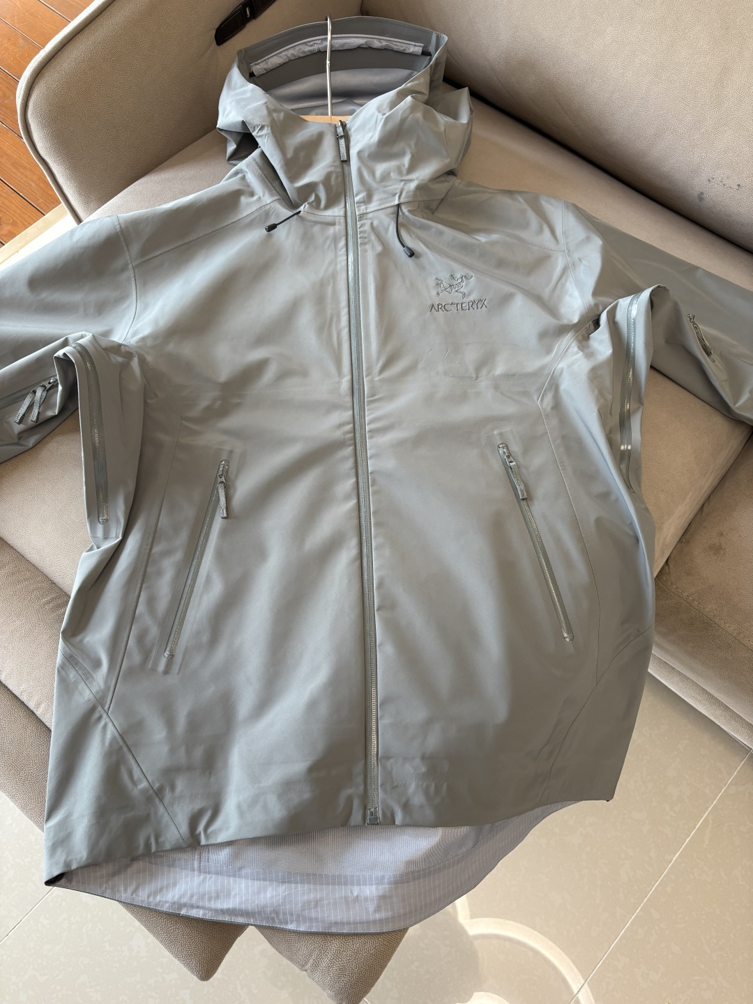 爆款 顶配 Beta SL冲锋衣是一款专为户外探险设计的高性能外套。采用GORE-TEX 面料。具备卓越