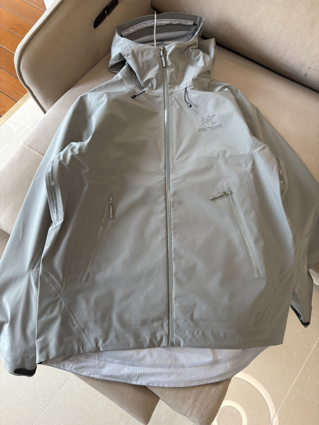 爆款 顶配 Beta SL冲锋衣是一款专为户外探险设计的高性能外套。采用GORE-TEX 面料。具备卓越