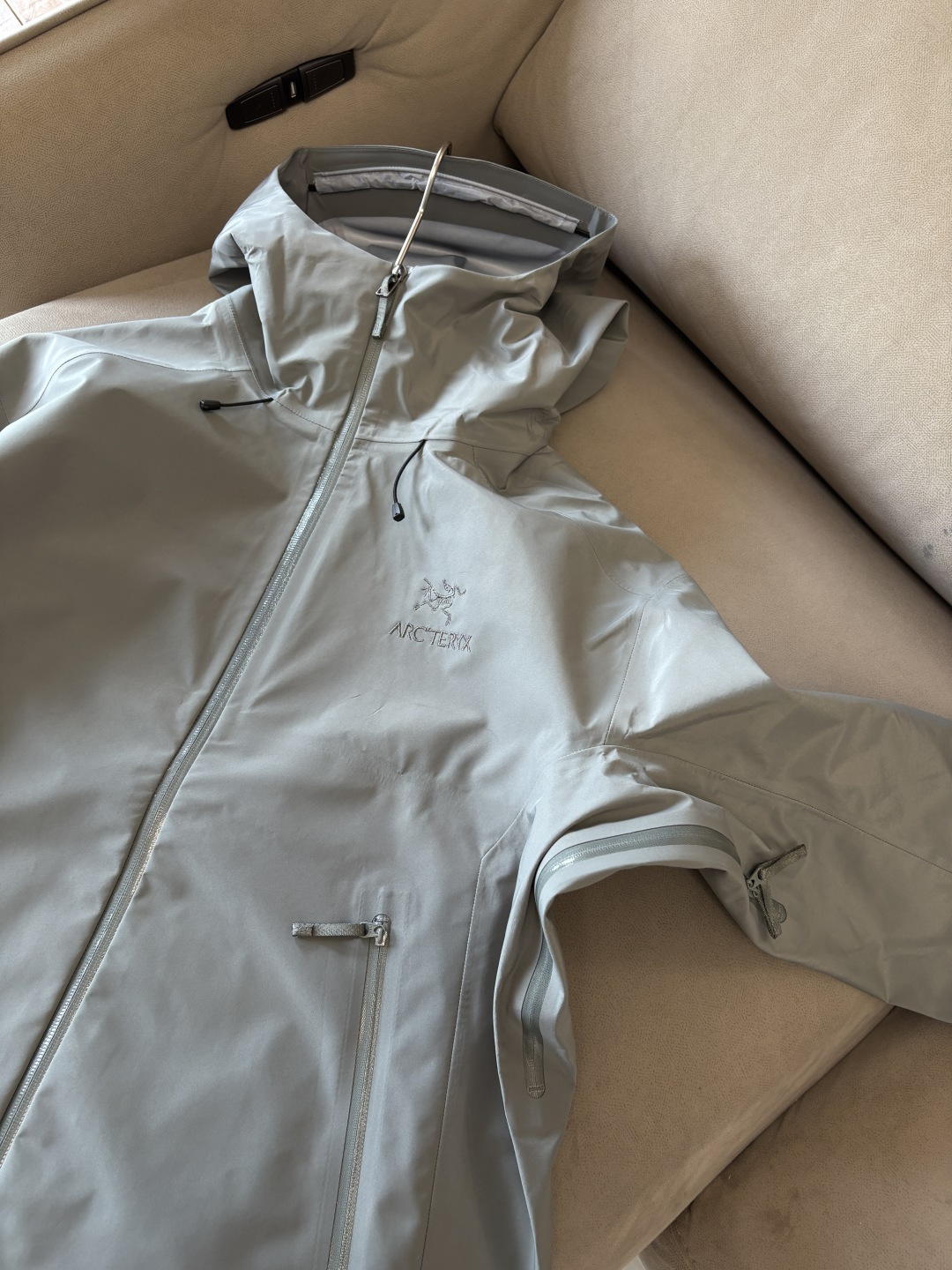 爆款 顶配 Beta SL冲锋衣是一款专为户外探险设计的高性能外套。采用GORE-TEX 面料。具备卓越