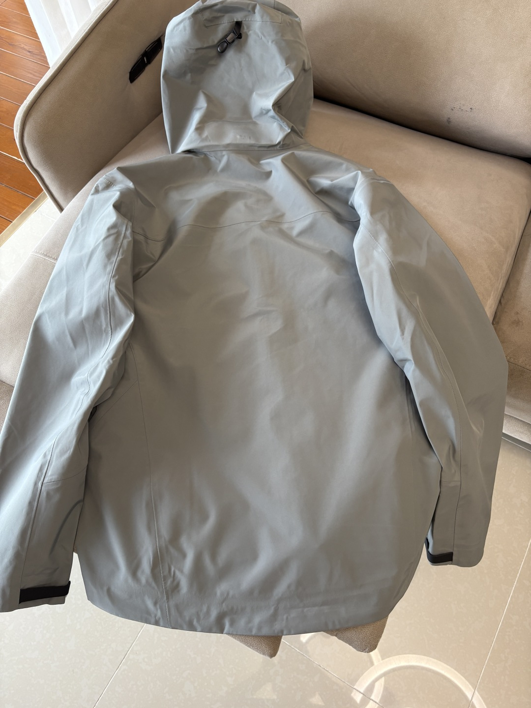 爆款 顶配 Beta SL冲锋衣是一款专为户外探险设计的高性能外套。采用GORE-TEX 面料。具备卓越