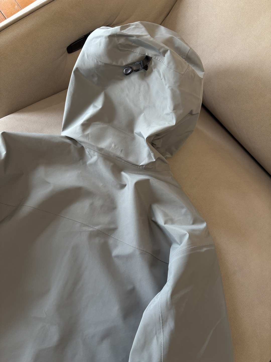 爆款 顶配 Beta SL冲锋衣是一款专为户外探险设计的高性能外套。采用GORE-TEX 面料。具备卓越