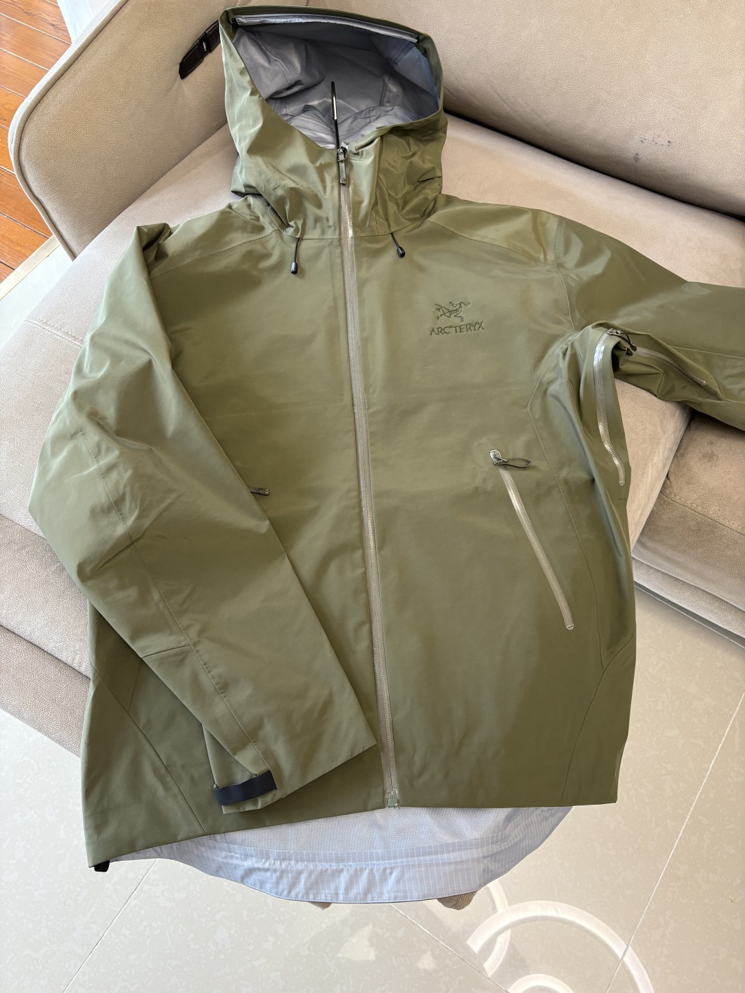 爆款 顶配 Beta SL冲锋衣是一款专为户外探险设计的高性能外套。采用GORE-TEX 面料。具备卓越