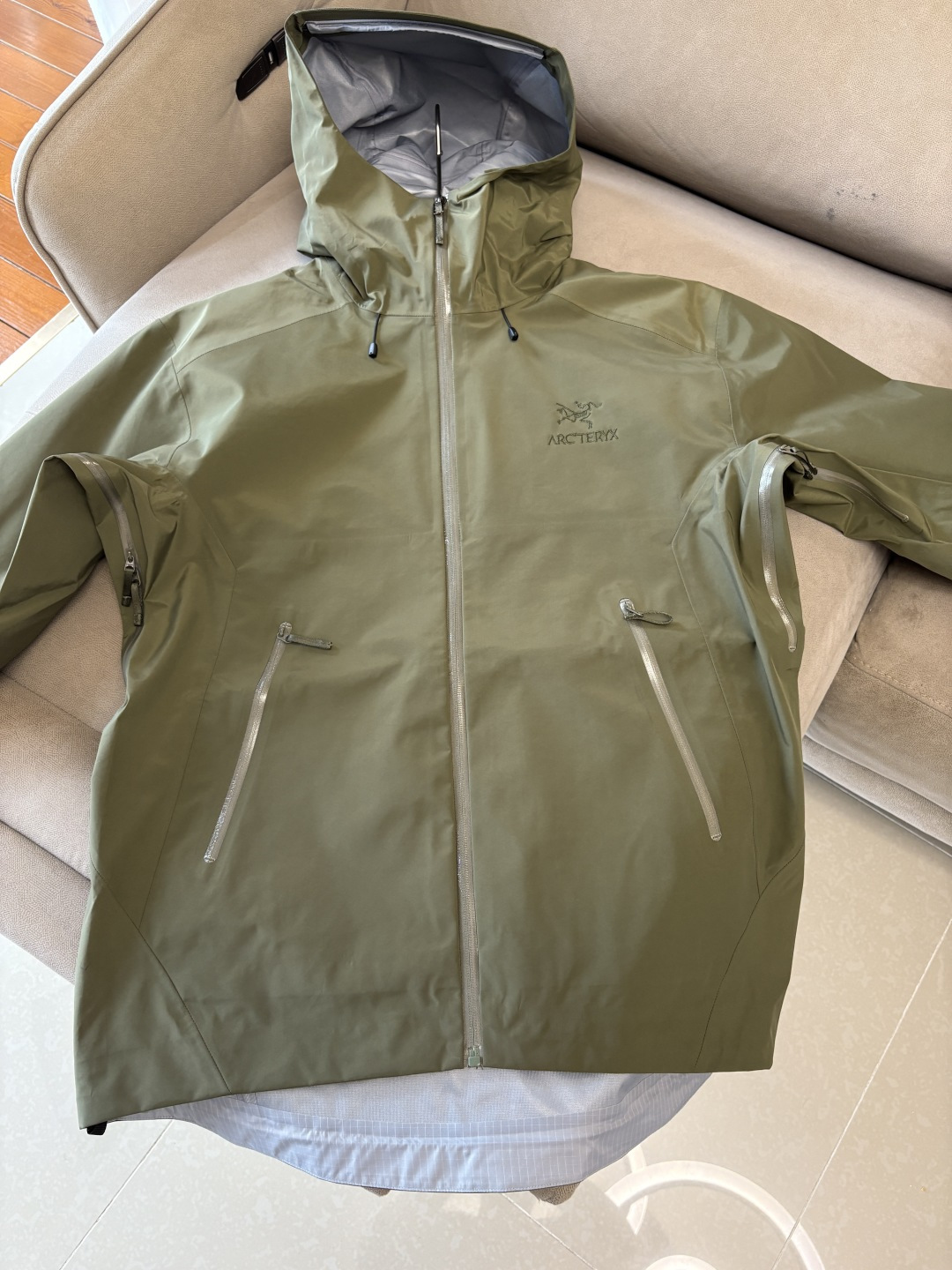 爆款 顶配 Beta SL冲锋衣是一款专为户外探险设计的高性能外套。采用GORE-TEX 面料。具备卓越