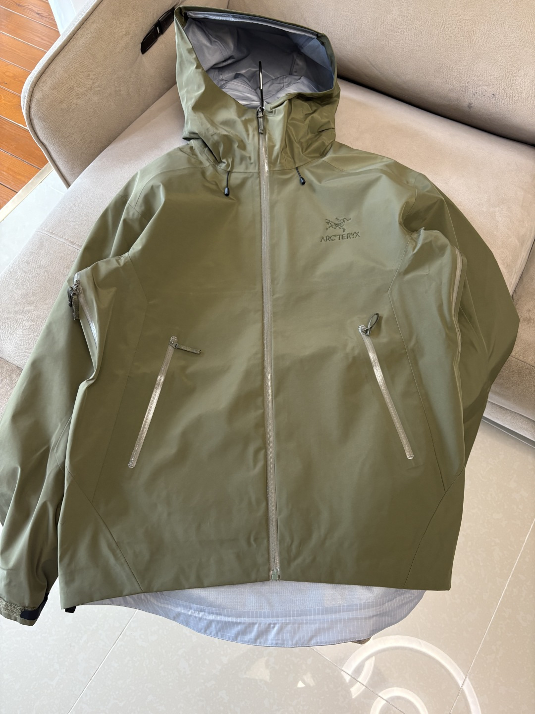 NO:531204,Top-up Beta SL jacket is a high-performance jacket designed for outdoor adventure. It is made of GORE-TEX fabric. It has excellent waterproof and breathable properties to ensure that it remains dry and comfortable in bad weather. Its high-quality design makes it easy to carry and is ideal for long-term hiking and traveling. The new Beta SL color is not only fashionable and eye-catching, but also increases visibility during outdoor activities and improves safety. The unique StormHood hood design provides comprehensive head protection without affecting the field of view. The underarm zipper design enhances breathability and prevents overheating. Whether it is mountaineering, hiking or daily commuting, the Archaeoptera Beta SL Sequoia jacket is an indispensable choice for you. Size M-XXXL, arc'teryx, jackets & coats,hats,alexander wang19860909爆款 顶配 Beta SL冲锋衣是一款专为户外探险设计的高性能外套. 采用GORE-TEX 面料. 具备卓越的防水透气性能,确保在恶劣天气下依然保持干爽舒适. 其高质量设计使其便于携带,非常适合长时间的徒步和旅行. Beta SL新色不仅时尚亮眼,还增加了户外活动中的可见性,提升安全性.独特的 StormHood帽兜设计,提供全面的头部保护,同时不影响视野. 腋下拉链设计增强了透气性,防止过热.无论是登山、徒步还是日常通勤,始祖鸟Beta SL红杉色冲锋衣都是您不可或缺的理想选择. 尺码M-XXXL,arc'teryx,jackets & coats,hats,alexander wang,Men's clothing