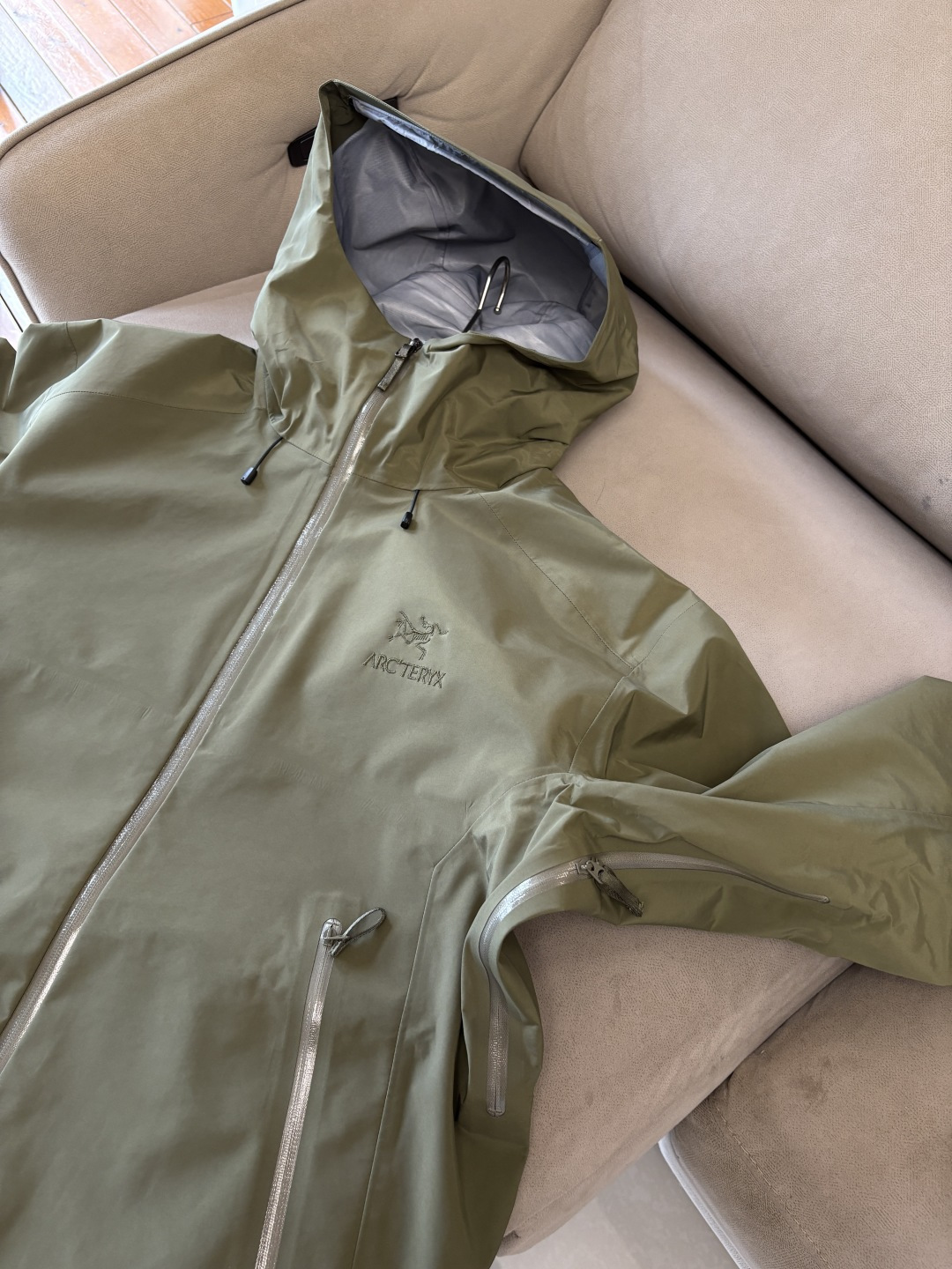 爆款 顶配 Beta SL冲锋衣是一款专为户外探险设计的高性能外套。采用GORE-TEX 面料。具备卓越