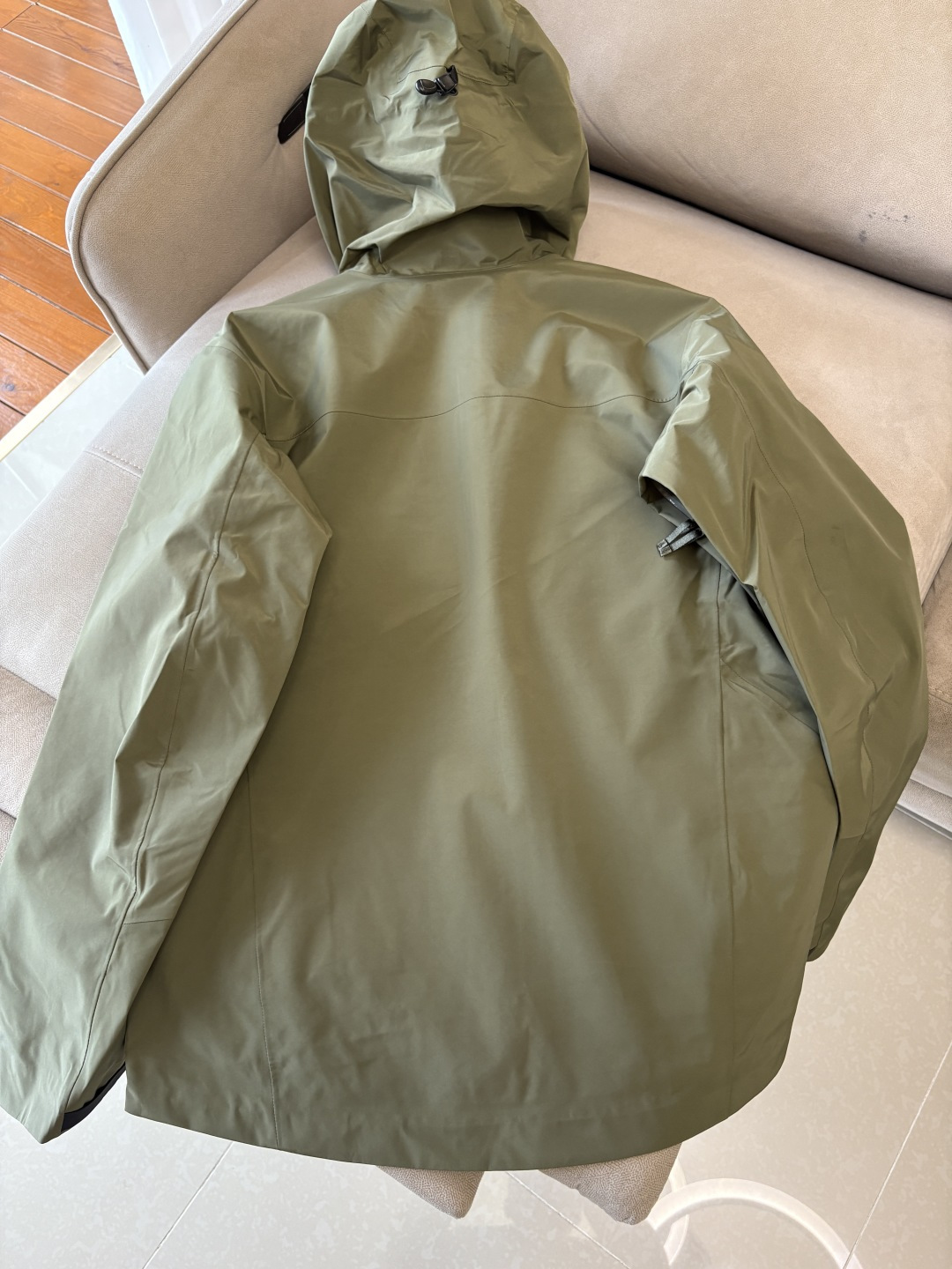 爆款 顶配 Beta SL冲锋衣是一款专为户外探险设计的高性能外套。采用GORE-TEX 面料。具备卓越