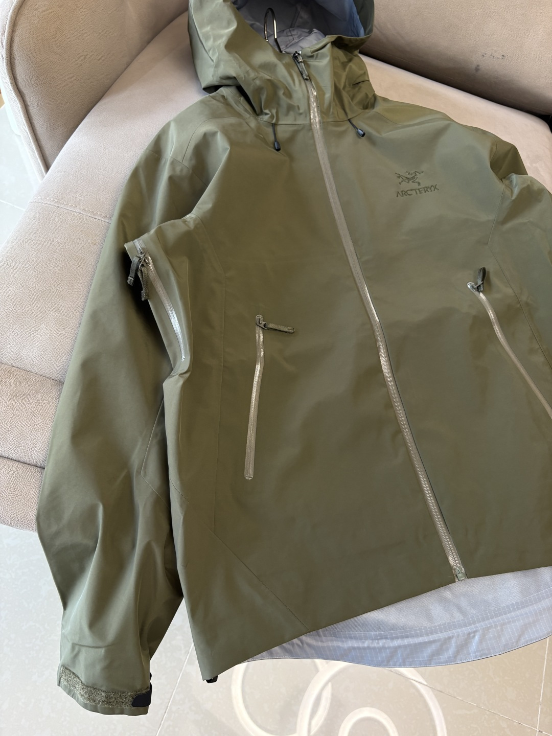 爆款 顶配 Beta SL冲锋衣是一款专为户外探险设计的高性能外套。采用GORE-TEX 面料。具备卓越