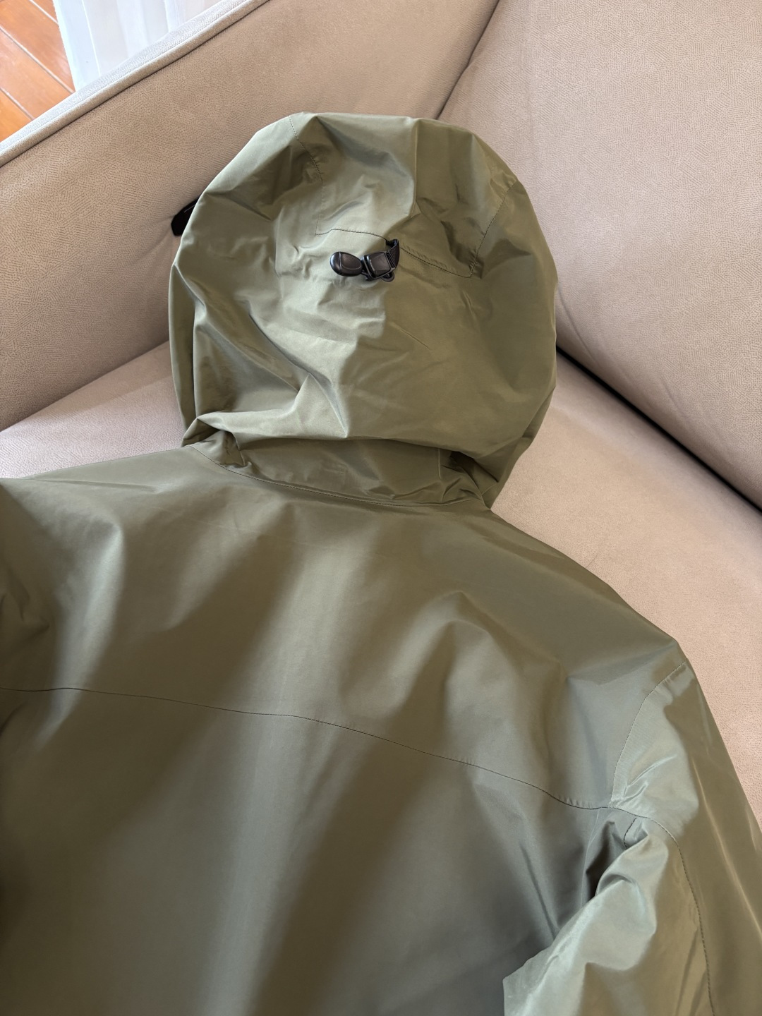 爆款 顶配 Beta SL冲锋衣是一款专为户外探险设计的高性能外套。采用GORE-TEX 面料。具备卓越