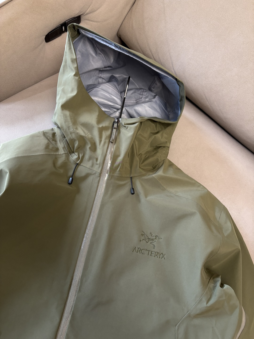 爆款 顶配 Beta SL冲锋衣是一款专为户外探险设计的高性能外套。采用GORE-TEX 面料。具备卓越