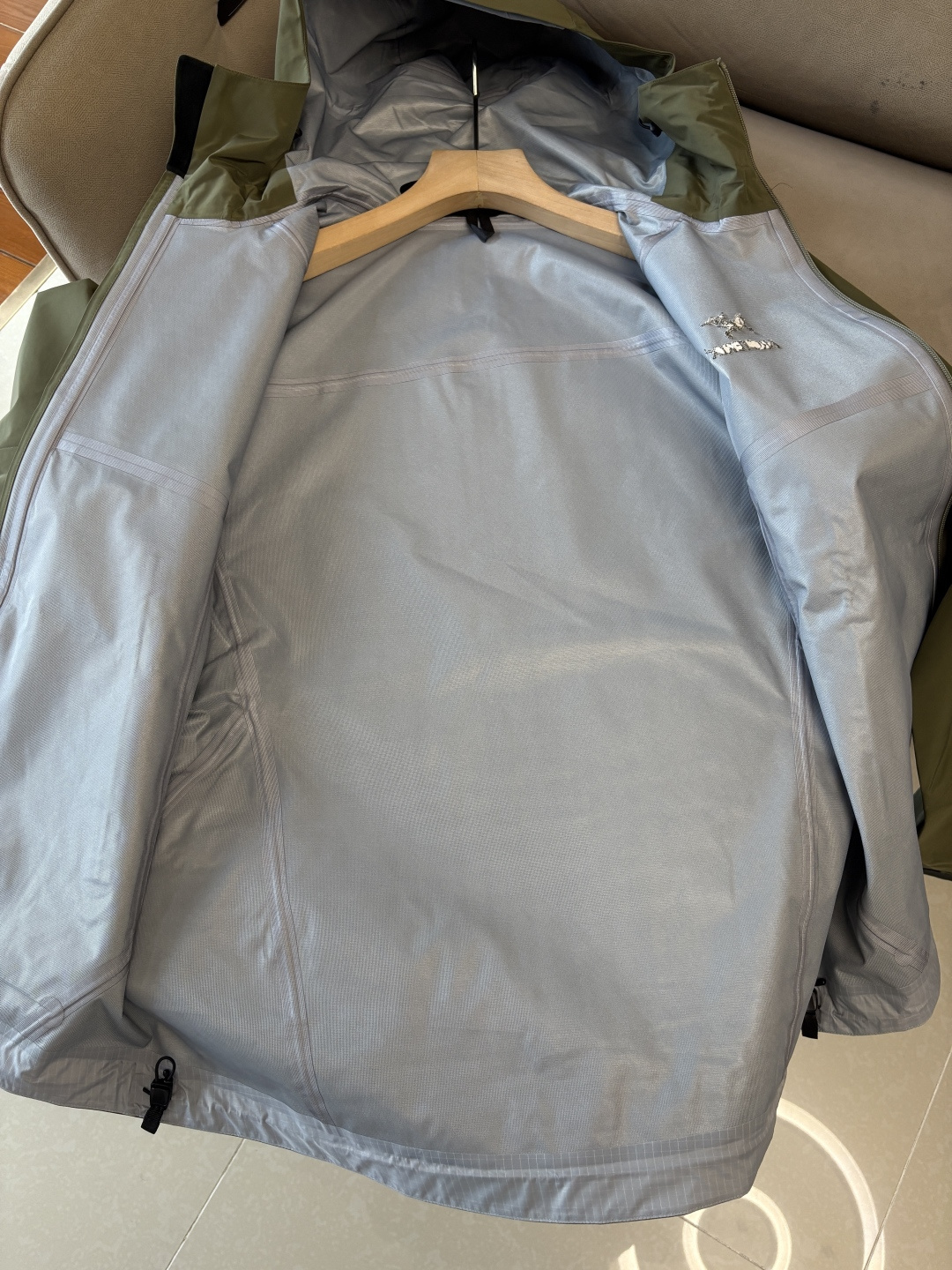 爆款 顶配 Beta SL冲锋衣是一款专为户外探险设计的高性能外套。采用GORE-TEX 面料。具备卓越