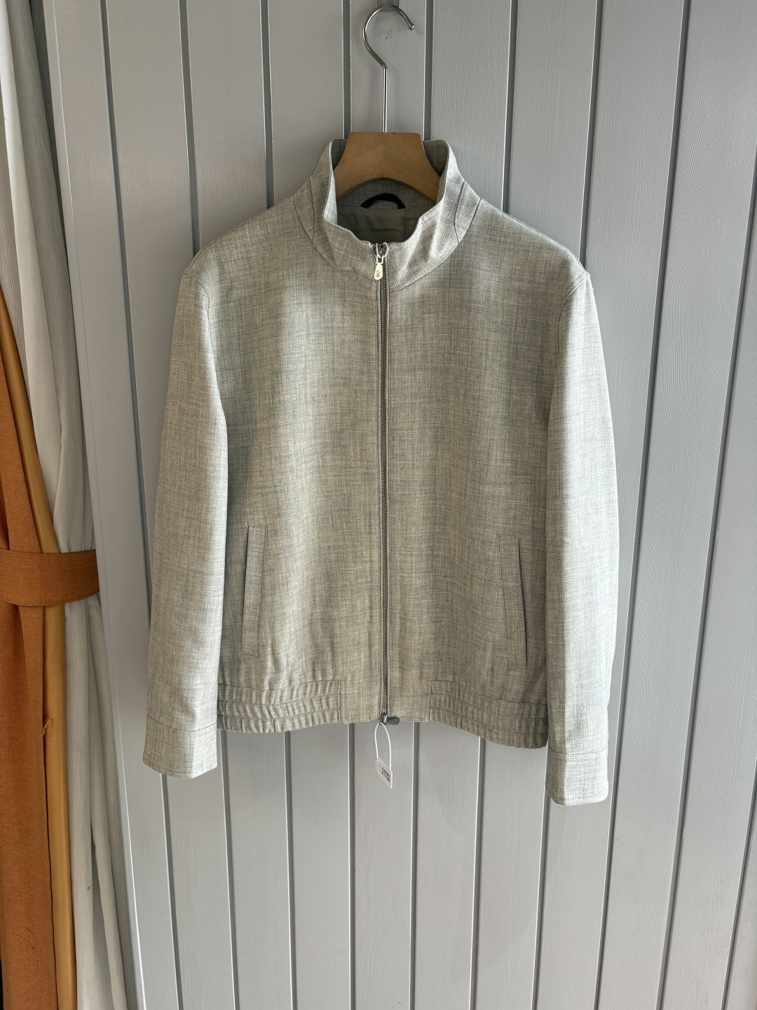 NO:538273,The latest style of BC counter thread jacket, specific original thread fabric, thread gives the jacket excellent wear resistance and wrinkle resistance, ensuring that you can still remain crisp and stylish when wearing it for a long time; allowing you to always stay dry and comfortable when wearing it, and the unique luster and feel of the fabric make it more luxurious and textured. In addition to high-quality fabrics, this jacket has also put a lot of effort into the design. The lapel neck loop design is elegant and generous without losing practicality; the perfect combination of magnetic buckle and metal zipper makes every outfit a show of taste; the cuff slit and folding design increases the flexibility of the jacket, allowing you to enjoy fashion while feeling considerate warmth; the wide hem design makes the jacket more fitting, and can be easily controlled in casual or business occasions!  Color Apricot color code M-3XL (48-56), Jackets & coats, Jackets & coats, Alexander wang19860909BC 专柜最新款麻料夹克外套,特定原版麻料面料,麻料赋予夹克优良的耐磨性和抗皱性,确保长时间穿着仍能保持挺括有型；让您在穿着时始终保持干爽舒适,面料独特的光泽和手感,使其更加奢华有质感,除了优质的面料,这款夹克在设计上也下足了功夫.翻领领袢设计,优雅大方又不失实用性；磁吸扣与金属拉链的完美结合,让每一次穿搭都成为品味的展现；袖口开衩与收折设计,增加了夹克的灵活性,让您在享受时尚的同时也能感受到贴心的温暖；宽下摆设计则让夹克更加贴合身形,无论休闲还是商务场合都能轻松驾驭！ 颜色杏色 码数M-3XL（48-56）,,jackets & coats,jackets & coats,alexander wang,Men's clothing