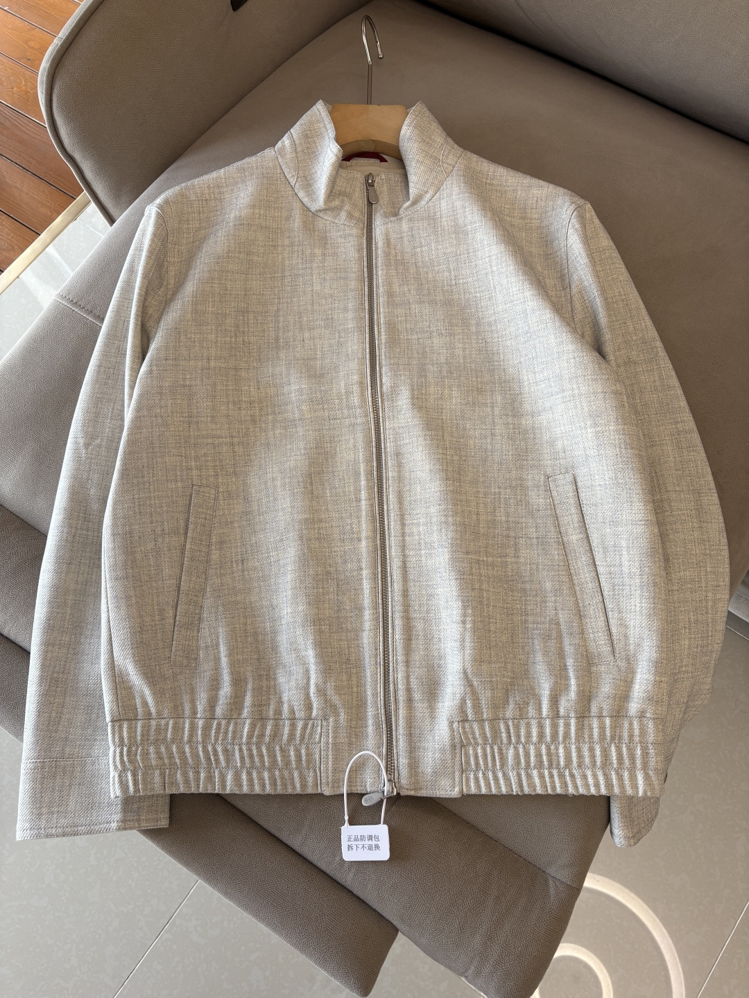 NO:528580,The latest style of BC counter thread jacket, specific original thread fabric, thread gives the jacket excellent wear resistance and wrinkle resistance, ensuring that you can still remain crisp and stylish when wearing it for a long time; allowing you to always stay dry and comfortable when wearing it, and the unique luster and feel of the fabric make it more luxurious and textured. In addition to high-quality fabrics, this jacket has also put a lot of effort into the design. The lapel neck loop design is elegant and generous without losing practicality; the perfect combination of magnetic buckle and metal zipper makes every outfit a show of taste; the cuff slit and folding design increases the flexibility of the jacket, allowing you to enjoy fashion while feeling considerate warmth; the wide hem design makes the jacket more fitting, and can be easily controlled in casual or business occasions!  Color Apricot color code M-3XL (48-56), Jackets & coats, Jackets & coats, Alexander wang19860909BC 专柜最新款麻料夹克外套,特定原版麻料面料,麻料赋予夹克优良的耐磨性和抗皱性,确保长时间穿着仍能保持挺括有型；让您在穿着时始终保持干爽舒适,面料独特的光泽和手感,使其更加奢华有质感,除了优质的面料,这款夹克在设计上也下足了功夫.翻领领袢设计,优雅大方又不失实用性；磁吸扣与金属拉链的完美结合,让每一次穿搭都成为品味的展现；袖口开衩与收折设计,增加了夹克的灵活性,让您在享受时尚的同时也能感受到贴心的温暖；宽下摆设计则让夹克更加贴合身形,无论休闲还是商务场合都能轻松驾驭！ 颜色杏色 码数M-3XL（48-56）,,jackets & coats,jackets & coats,alexander wang,Men's clothing