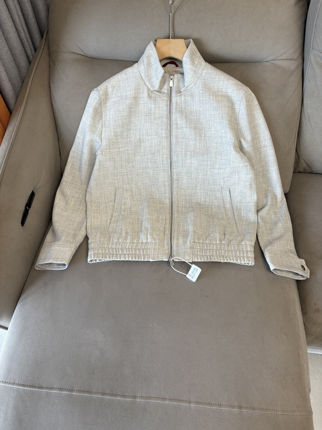 NO:531859,The latest style of BC counter thread jacket, specific original thread fabric, thread gives the jacket excellent wear resistance and wrinkle resistance, ensuring that you can still remain crisp and stylish when wearing it for a long time; allowing you to always stay dry and comfortable when wearing it, and the unique luster and feel of the fabric make it more luxurious and textured. In addition to high-quality fabrics, this jacket has also put a lot of effort into the design. The lapel neck loop design is elegant and generous without losing practicality; the perfect combination of magnetic buckle and metal zipper makes every outfit a show of taste; the cuff slit and folding design increases the flexibility of the jacket, allowing you to enjoy fashion while feeling considerate warmth; the wide hem design makes the jacket more fitting, and can be easily controlled in casual or business occasions!  Color Apricot color code M-3XL (48-56), Jackets & coats, Jackets & coats, Alexander wang19860909BC 专柜最新款麻料夹克外套,特定原版麻料面料,麻料赋予夹克优良的耐磨性和抗皱性,确保长时间穿着仍能保持挺括有型；让您在穿着时始终保持干爽舒适,面料独特的光泽和手感,使其更加奢华有质感,除了优质的面料,这款夹克在设计上也下足了功夫.翻领领袢设计,优雅大方又不失实用性；磁吸扣与金属拉链的完美结合,让每一次穿搭都成为品味的展现；袖口开衩与收折设计,增加了夹克的灵活性,让您在享受时尚的同时也能感受到贴心的温暖；宽下摆设计则让夹克更加贴合身形,无论休闲还是商务场合都能轻松驾驭！ 颜色杏色 码数M-3XL（48-56）,,jackets & coats,jackets & coats,alexander wang,Men's clothing