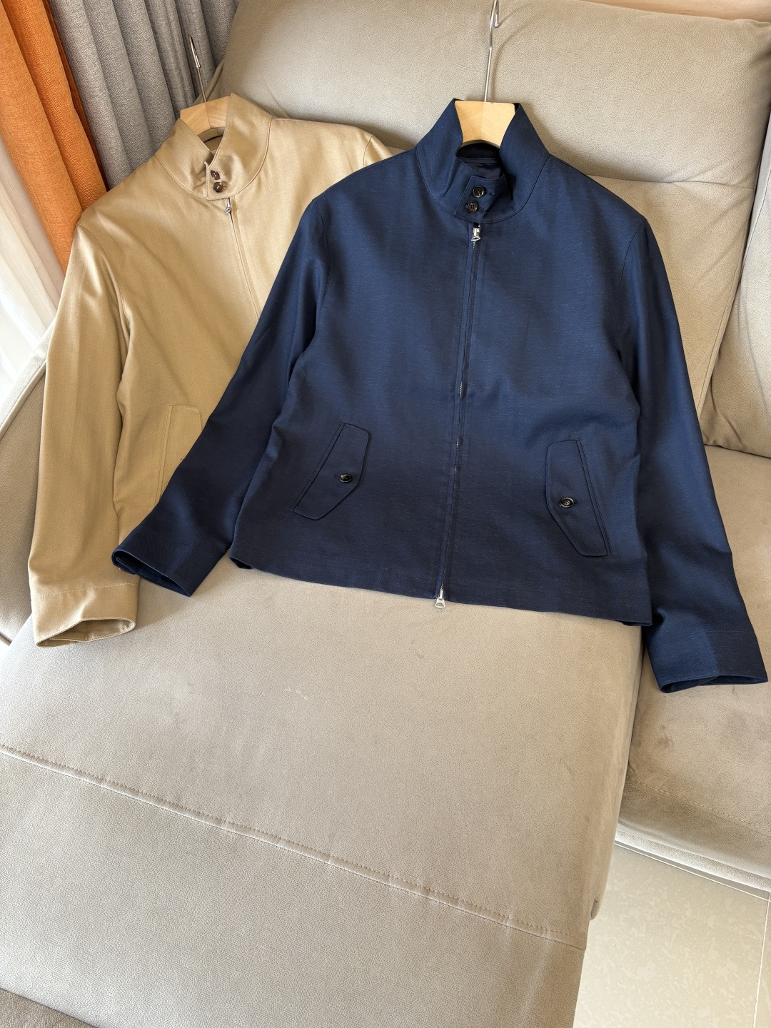 NO:531861,The latest linen jacket for LP counters, specific original linen fabrics, linen gives the jacket excellent wear resistance and wrinkle resistance, ensuring that it can remain crisp and stylish when worn for a long time; allowing you to always stay dry and comfortable when wearing it, and the unique luster and feel of the fabric make it more luxurious and textured. In addition to high-quality fabrics, this jacket has also put a lot of effort into the design. The lapel neck loop design is elegant and generous without losing practicality; the perfect combination of magnetic buckle and metal zipper makes every outfit a show of taste; the cuff slit and folding design increases the flexibility of the jacket, allowing you to enjoy fashion while feeling the considerate warmth; the wide hem design makes the jacket more fitting, and can be easily controlled in casual or business occasions!  Color apricot blue code number M-3XL (48-56), loro piano, jackets & coats, jackets & coats, alexander wang19860909LP专柜最新款麻料夹克外套,特定原版麻料面料,麻料赋予夹克优良的耐磨性和抗皱性,确保长时间穿着仍能保持挺括有型；让您在穿着时始终保持干爽舒适,面料独特的光泽和手感,使其更加奢华有质感,除了优质的面料,这款夹克在设计上也下足了功夫.翻领领袢设计,优雅大方又不失实用性；磁吸扣与金属拉链的完美结合,让每一次穿搭都成为品味的展现；袖口开衩与收折设计,增加了夹克的灵活性,让您在享受时尚的同时也能感受到贴心的温暖；宽下摆设计则让夹克更加贴合身形,无论休闲还是商务场合都能轻松驾驭！ 颜色杏色 兰色 码数M-3XL（48-56）,,loro piana,jackets & coats,jackets & coats,alexander wang,Men's clothing