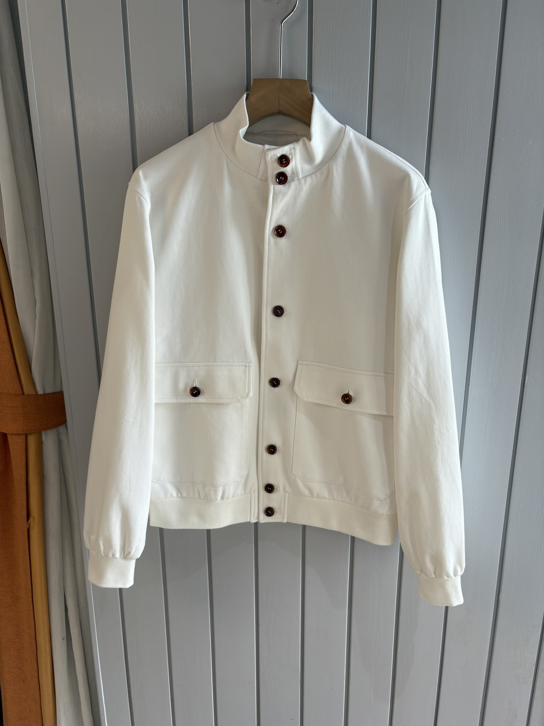 NO:599377,The latest linen jacket from the LP counter is made from a specific original linen fabric. The linen material gives the jacket excellent wear resistance and wrinkle resistance, ensuring that it can remain crisp and stylish when worn for a long time; it keeps you dry and comfortable while wearing it. The unique luster and feel of the fabric make it more luxurious and textured. In addition to high-quality fabrics, this jacket has also put a lot of effort into the design. Lapel collar  The loop design is elegant yet practical; the perfect combination of magnetic buckles and metal zippers makes every outfit a display of taste; the slits and folding design on the cuffs increase the flexibility of the jacket, allowing you to enjoy fashion while also feeling intimate warmth; the wide hem design makes the jacket fit more closely to your body, making it easy to wear in both leisure and business situations!  Color white; black Size M-3XL (48-56) FFF001,,loro piana,jackets & coats,jackets & coats,alexander wang19860909LP专柜最新款麻料夹克外套,特定原版麻料面料,麻料赋予夹克优良的耐磨性和抗皱性,确保长时间穿着仍能保持挺括有型；让您在穿着时始终保持干爽舒适,面料独特的光泽和手感,使其更加奢华有质感,除了优质的面料,这款夹克在设计上也下足了功夫.翻领领袢设计,优雅大方又不失实用性；磁吸扣与金属拉链的完美结合,让每一次穿搭都成为品味的展现；袖口开衩与收折设计,增加了夹克的灵活性,让您在享受时尚的同时也能感受到贴心的温暖；宽下摆设计则让夹克更加贴合身形,无论休闲还是商务场合都能轻松驾驭！ 颜色白色；黑色 码数M-3XL（48-56） FFF001,,loro piana,jackets & coats,jackets & coats,alexander wang,Men's clothing