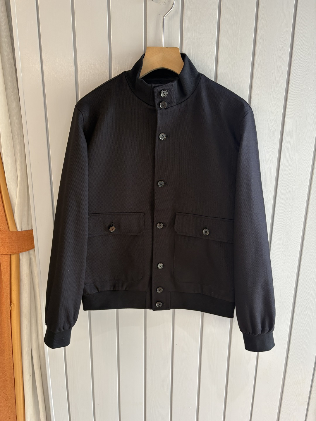 NO:550771,The latest linen jacket for LP counters, specific original linen fabrics, linen gives the jacket excellent wear resistance and wrinkle resistance, ensuring that it can remain crisp and stylish when worn for a long time; allowing you to always stay dry and comfortable when wearing it. The unique luster and feel of the fabric make it more luxurious and textured. In addition to high-quality fabrics, this jacket has also put a lot of effort into the design. The lapel neck loop design is elegant and generous without losing practicality; the perfect combination of magnetic buckle and metal zipper makes every outfit a show of taste; the cuff slit and folding design increases the flexibility of the jacket, allowing you to enjoy fashion while feeling the considerate warmth; the wide hem design makes the jacket more fitting, and can be easily controlled in casual or business occasions!  Color white; black Number of code M-3XL (48-56), loro piano, jackets & coats, jackets & coats, alexander wang19860909LP专柜最新款麻料夹克外套,特定原版麻料面料,麻料赋予夹克优良的耐磨性和抗皱性,确保长时间穿着仍能保持挺括有型；让您在穿着时始终保持干爽舒适,面料独特的光泽和手感,使其更加奢华有质感,除了优质的面料,这款夹克在设计上也下足了功夫.翻领领袢设计,优雅大方又不失实用性；磁吸扣与金属拉链的完美结合,让每一次穿搭都成为品味的展现；袖口开衩与收折设计,增加了夹克的灵活性,让您在享受时尚的同时也能感受到贴心的温暖；宽下摆设计则让夹克更加贴合身形,无论休闲还是商务场合都能轻松驾驭！ 颜色白色；黑色 码数M-3XL（48-56）,,loro piana,jackets & coats,jackets & coats,alexander wang,Men's clothing