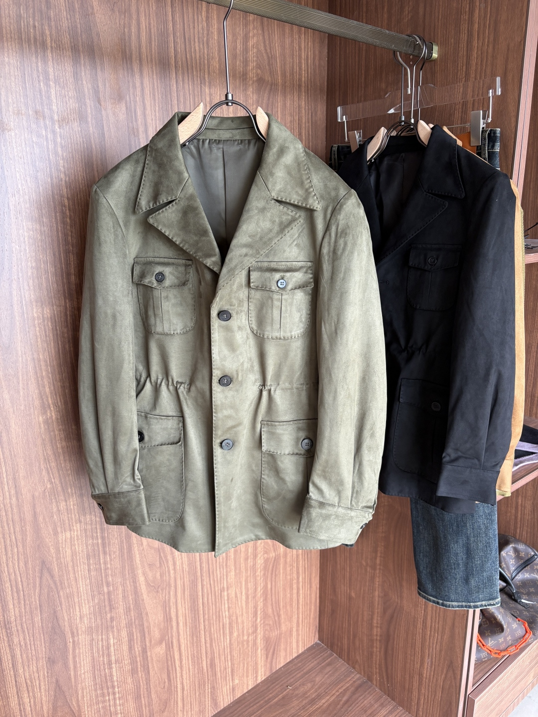 NO:601157,L, P counter's latest Italian old money style~comfortable and breathable hunting jacket, top quality products from the channel, very high-end business casual style, Italian old money style LP family new style for autumn and winter, suitable for commuting and leisure,  The placket zipper adopts the design of double zipper pullers, which can be easily recessed. The design of the stand-up collar makes it more urban elite style. The zipper pockets are inserted diagonally on the side, which is beautiful and practical. The customized high-woven vertical stripes and high-density cupro fiber lining are close-fitting, smooth and delicate. Customized original hardware zippers and labels are provided to highlight the quality control of high-luxury channels through details!  Size 48-56 (M-3XL),,loro piana,jackets & coats,jackets & coats,alexander wang19860909L,P专柜最新款意式老钱风~舒适透气猎装夹克外套,渠道顶级牛货,很高级的商务休闲风,意式老钱风LP家族秋冬新款,可通勤休闲的一款, 襟拉链采用双拉链头的设计,可轻松凹造型,立领的设计示,更显都市精英风范,侧面斜插拉链口袋,美观又实用,定制高织竖条纹高密铜氨纤维衬里,贴身爽滑细腻,客供定制原厂五金拉链,标唛,透过细节彰显出高奢渠道品控质感！ 码数48-56（M-3XL),,loro piana,jackets & coats,jackets & coats,alexander wang,Men's clothing