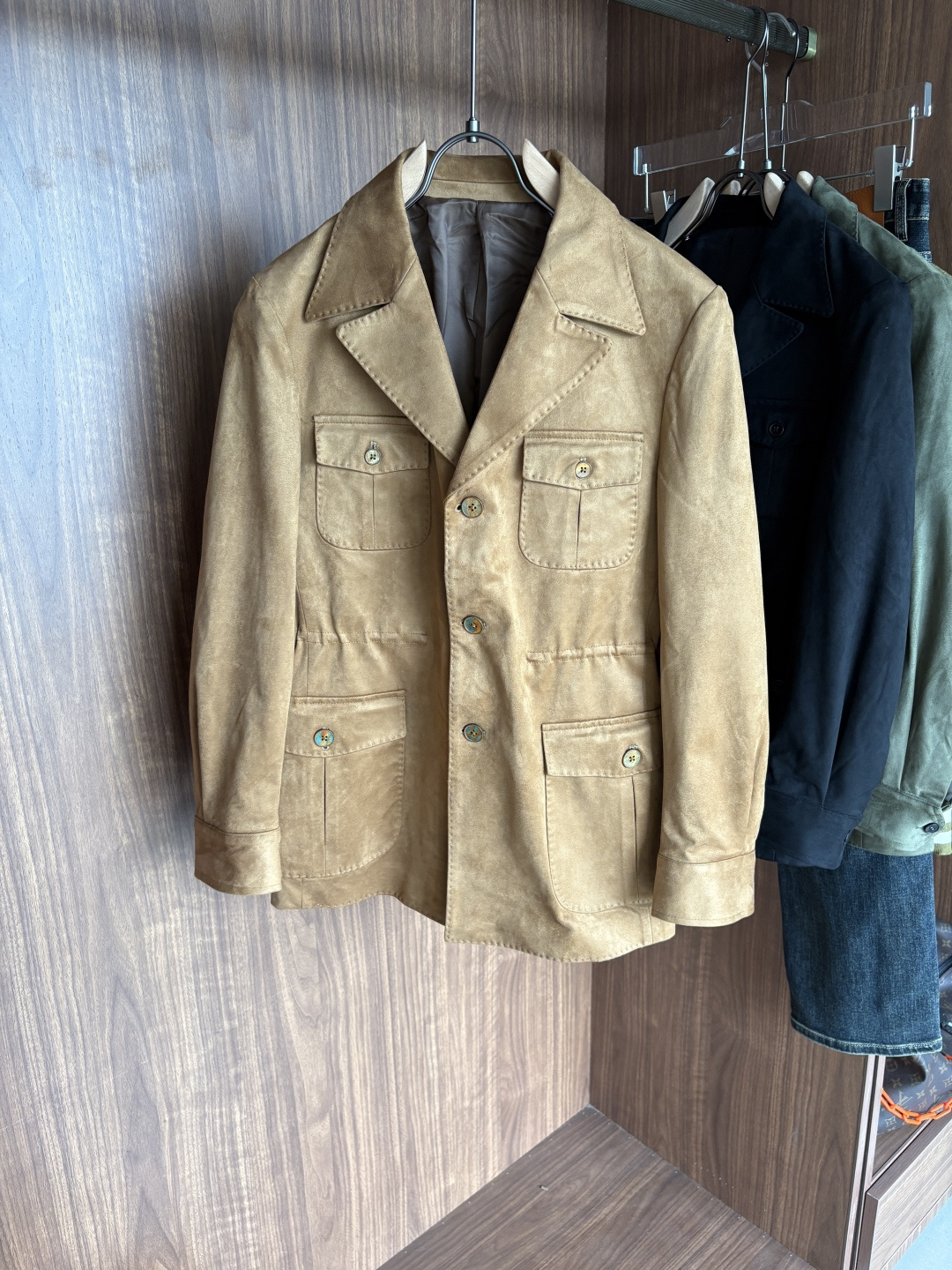 NO:530691,The latest Italian style old-fashion style for L, P counter ~ Comfortable and breathable hunting jacket, top channel goods, very high-end business casual style, Italian style old-fashion style LP family autumn and winter new style, a style for commuting and leisure, the zipper adopts a double zipper head design, which can easily concave shape, and the design of the stand-up collar shows the urban elite style, the side oblique zipper pocket is beautiful and practical, customized high-woven vertical stripes high-density copper-ammonia fiber lining, close-fitting and smooth, customized original hardware zipper and standard mark, highlighting the high-luxury channel quality control texture through details!  Count 48-56 (M-3XL), loro piana, jackets & coats, jackets & coats, alexander wang19860909L,P专柜最新款意式老钱风~舒适透气猎装夹克外套,渠道顶级牛货,很高级的商务休闲风,意式老钱风LP家族秋冬新款,可通勤休闲的一款, 襟拉链采用双拉链头的设计,可轻松凹造型,立领的设计示,更显都市精英风范,侧面斜插拉链口袋,美观又实用,定制高织竖条纹高密铜氨纤维衬里,贴身爽滑细腻,客供定制原厂五金拉链,标唛,透过细节彰显出高奢渠道品控质感！ 码数48-56（M-3XL),,loro piana,jackets & coats,jackets & coats,alexander wang,Men's clothing