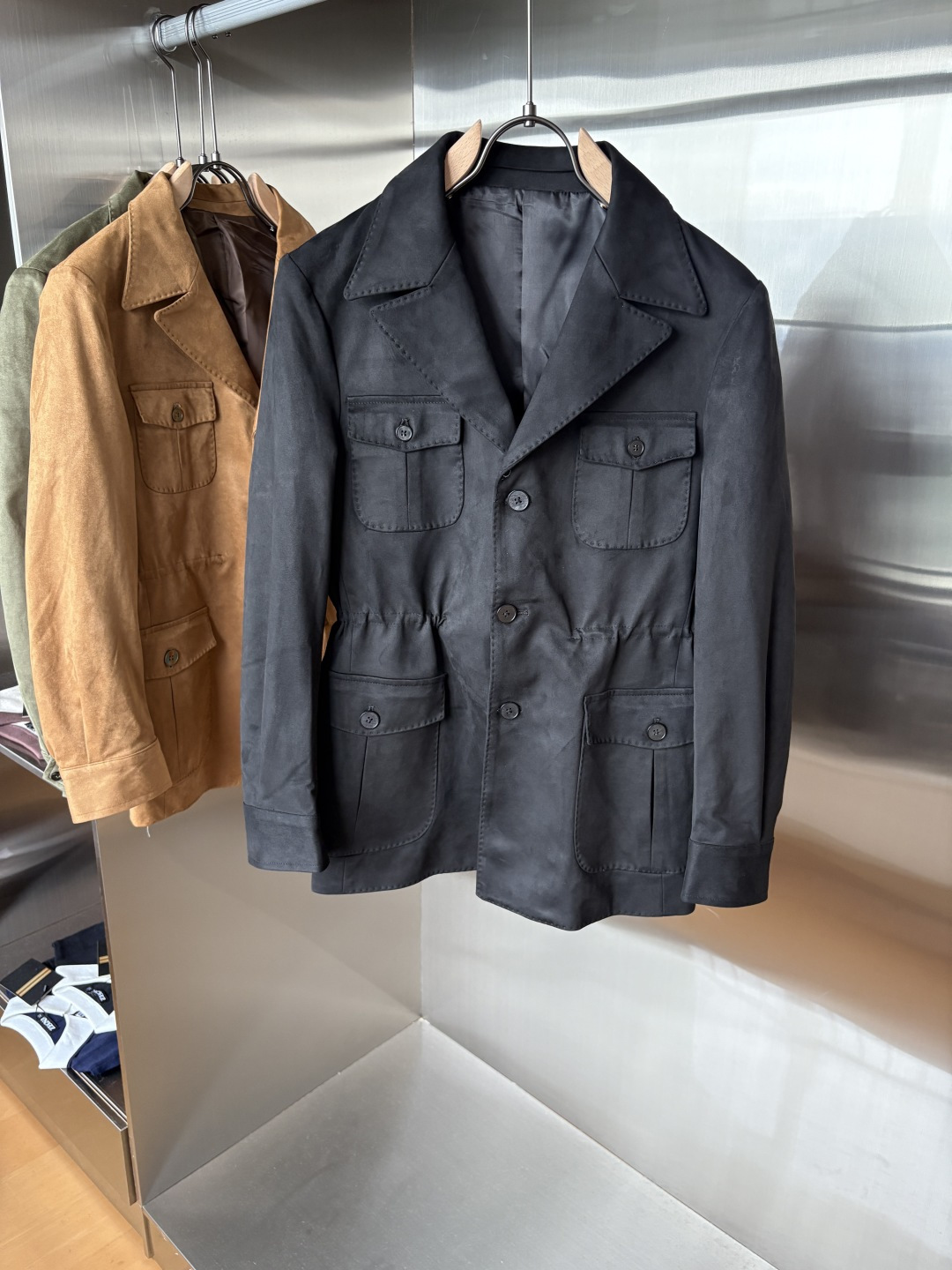 NO:524768,The latest Italian style old-fashion style for L, P counter ~ Comfortable and breathable hunting jacket, top channel goods, very high-end business casual style, Italian style old-fashion style LP family autumn and winter new style, a style for commuting and leisure, the zipper adopts a double zipper head design, which can easily concave shape, and the design of the stand-up collar shows the urban elite style, the side oblique zipper pocket is beautiful and practical, customized high-woven vertical stripes high-density copper-ammonia fiber lining, close-fitting and smooth, customized original hardware zipper and standard mark, highlighting the high-luxury channel quality control texture through details!  Count 48-56 (M-3XL), loro piana, jackets & coats, jackets & coats, alexander wang19860909L,P专柜最新款意式老钱风~舒适透气猎装夹克外套,渠道顶级牛货,很高级的商务休闲风,意式老钱风LP家族秋冬新款,可通勤休闲的一款, 襟拉链采用双拉链头的设计,可轻松凹造型,立领的设计示,更显都市精英风范,侧面斜插拉链口袋,美观又实用,定制高织竖条纹高密铜氨纤维衬里,贴身爽滑细腻,客供定制原厂五金拉链,标唛,透过细节彰显出高奢渠道品控质感！ 码数48-56（M-3XL),,loro piana,jackets & coats,jackets & coats,alexander wang,Men's clothing