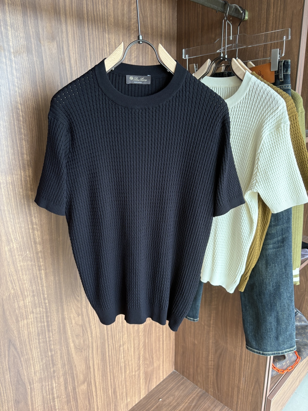 NO:526438,Time-consuming King' diamond jacquard design selects ultra-fine high-quality yarn lapel short-sleeved men's collection 'Time-consuming King' round neck and elegant craftsmanship, which is high-end when touching the skin. Craftsmanship and diamond hollow jacquard, three-dimensional diamond jacquard that takes several months to carve, woven architectural aesthetic texture between warp and weft, and the light and shadow penetrate, showing low-key luxury when light and shadow penetrate, and every move shows low-key luxury. Classic grid lapel short-sleeved design Simple lapel outlines neat lines, short-sleeved cut adapts to multiple scenes - layered suits during business meetings show elegance, casual wear reveals gentleman's taste, and the collection style never fades. The ultimate quality testimony of details Precision turning ensures that the seams are flat, the bone position is reinforced and durable without deformation; the neckline threads have been washed and tested, and they are still as crisp as new as they wear for a long time, and every detail is a testimony of 'time-consuming'. Code M-3XL001  020, T-shirt,business suit,alexander wang19860909耗时王”菱形提花设计甄选超细优质纱线翻领短袖男士典藏款「耗时王」圆领奢雅工艺,触肤即高阶. 匠心底蕴菱形镂空提花 耗时数月雕琢的立体菱形提花,经纬间织就建筑美学肌理,光影穿透时显隐交错,举手投足尽展低调奢华. 经典型格翻领短袖设计 简约翻领勾勒利落线条,短袖剪裁适配多场景——商务会晤时叠搭西装显儒雅,休闲时光单穿流露绅士品味,典藏款型永不褪色. 细节至臻品质见证 精密车工确保接缝平整,骨位加固耐穿不变形；领口螺纹经水洗测试,久穿仍挺括如新,每一处细节皆为「耗时」证言. 码数M-3XL001 020,,T-shirt,business suit,alexander wang,Men's clothing