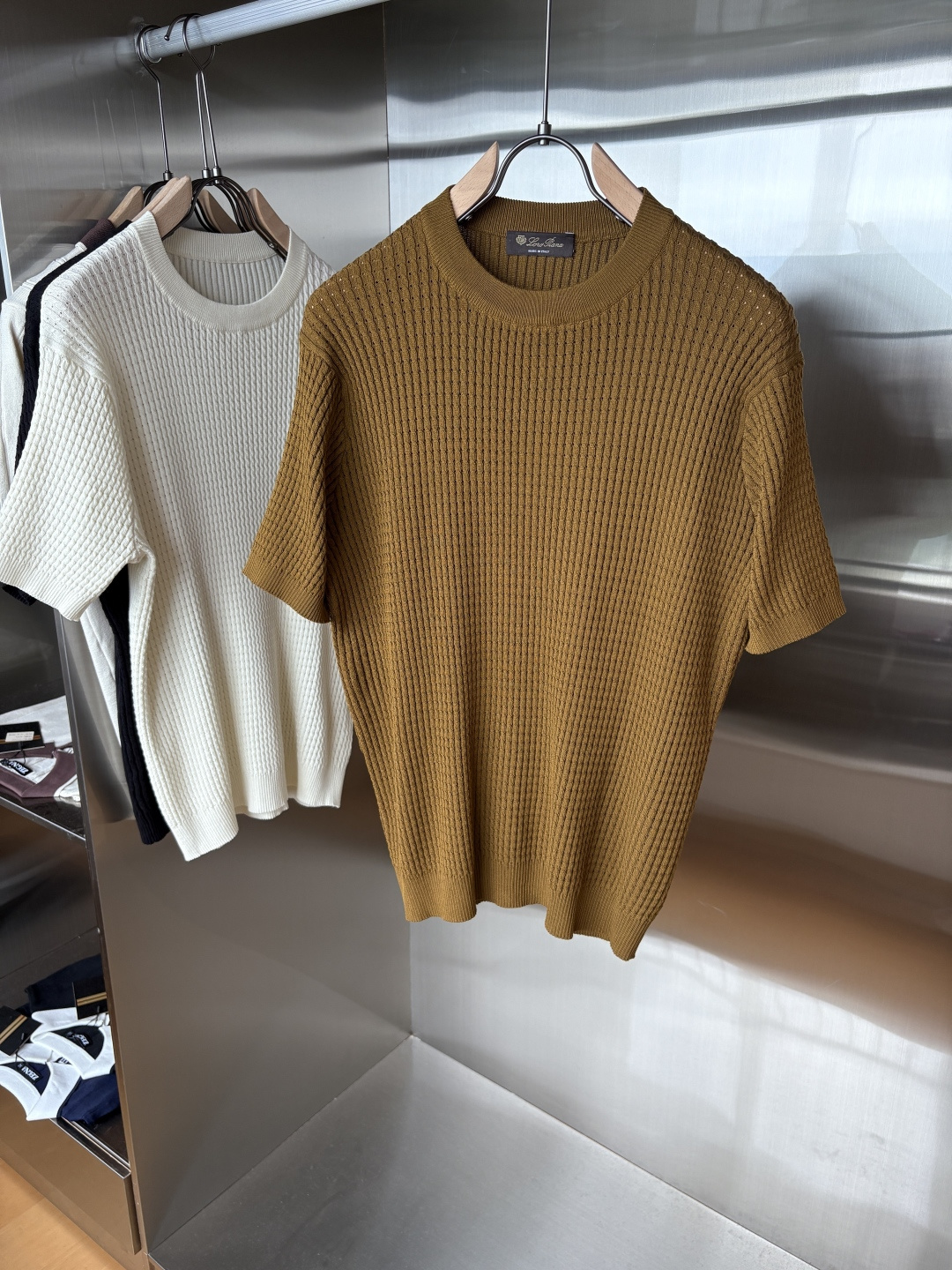 NO:524771,Time-consuming King' diamond jacquard design selects ultra-fine high-quality yarn lapel short-sleeved men's collection 'Time-consuming King' round neck and elegant craftsmanship, which is high-end when touching the skin. Craftsmanship and diamond hollow jacquard, three-dimensional diamond jacquard that takes several months to carve, woven architectural aesthetic texture between warp and weft, and the light and shadow penetrate, showing low-key luxury when light and shadow penetrate, and every move shows low-key luxury. Classic grid lapel short-sleeved design Simple lapel outlines neat lines, short-sleeved cut adapts to multiple scenes - layered suits during business meetings show elegance, casual wear reveals gentleman's taste, and the collection style never fades. The ultimate quality testimony of details Precision turning ensures that the seams are flat, the bone position is reinforced and durable without deformation; the neckline threads have been washed and tested, and they are still as crisp as new as they wear for a long time, and every detail is a testimony of 'time-consuming'. Code M-3XL001  020, T-shirt,business suit,alexander wang19860909耗时王”菱形提花设计甄选超细优质纱线翻领短袖男士典藏款「耗时王」圆领奢雅工艺,触肤即高阶. 匠心底蕴菱形镂空提花 耗时数月雕琢的立体菱形提花,经纬间织就建筑美学肌理,光影穿透时显隐交错,举手投足尽展低调奢华. 经典型格翻领短袖设计 简约翻领勾勒利落线条,短袖剪裁适配多场景——商务会晤时叠搭西装显儒雅,休闲时光单穿流露绅士品味,典藏款型永不褪色. 细节至臻品质见证 精密车工确保接缝平整,骨位加固耐穿不变形；领口螺纹经水洗测试,久穿仍挺括如新,每一处细节皆为「耗时」证言. 码数M-3XL001 020,,T-shirt,business suit,alexander wang,Men's clothing