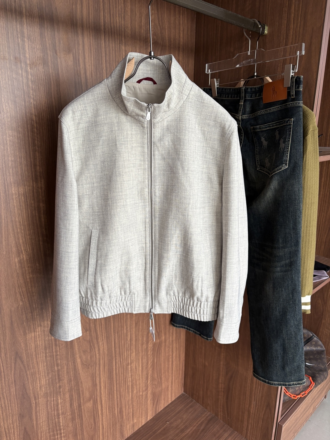 NO:529867,The latest style of BC counter thread jacket, specific original thread fabric, thread gives the jacket excellent wear resistance and wrinkle resistance, ensuring that you can still remain crisp and stylish when wearing it for a long time; allowing you to always stay dry and comfortable when wearing it, and the unique luster and feel of the fabric make it more luxurious and textured. In addition to high-quality fabrics, this jacket has also put a lot of effort into the design. The lapel neck loop design is elegant and generous without losing practicality; the perfect combination of magnetic buckle and metal zipper makes every outfit a show of taste; the cuff slit and folding design increases the flexibility of the jacket, allowing you to enjoy fashion while feeling considerate warmth; the wide hem design makes the jacket more fitting, and can be easily controlled in casual or business occasions!  Color Apricot color code M-3XL (48-56), Jackets & coats, Jackets & coats, Alexander wang19860909BC 专柜最新款麻料夹克外套,特定原版麻料面料,麻料赋予夹克优良的耐磨性和抗皱性,确保长时间穿着仍能保持挺括有型；让您在穿着时始终保持干爽舒适,面料独特的光泽和手感,使其更加奢华有质感,除了优质的面料,这款夹克在设计上也下足了功夫.翻领领袢设计,优雅大方又不失实用性；磁吸扣与金属拉链的完美结合,让每一次穿搭都成为品味的展现；袖口开衩与收折设计,增加了夹克的灵活性,让您在享受时尚的同时也能感受到贴心的温暖；宽下摆设计则让夹克更加贴合身形,无论休闲还是商务场合都能轻松驾驭！ 颜色杏色 码数M-3XL（48-56）,,jackets & coats,jackets & coats,alexander wang,Men's clothing