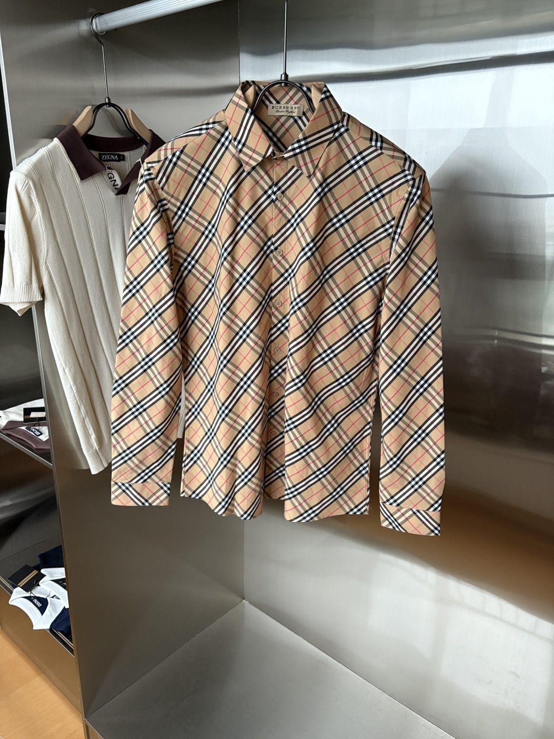 NO:528583,Recommended hot products!  Burberry casual plaid shirts have always been an indispensable item in this season. A good shirt highlights not only temperament, but also unique details. Burberry shirts pay attention to quality. Classic styles are popular every year!  The workmanship details are very good, and even a small button has details. It does not hurt the skin or the clothes. Classic styles, wearing outside and inside are all very good choices, and the overall feeling is very elegant!  !  , especially slim and beautiful. If you like it, come and buy it~ Size L-5XL, burberry, shirts, alexander wang19860909爆款推荐！巴宝休闲格子衬衫,一直以来都是这个季节必不可少的单品 一件好的衬衫凸显的不仅仅是气质, 专柜款 细节做的独一无二 巴宝莉衬衣很讲究品质 经典的款式每年都是爆款！做工的细节很到位,就连一个小扣子都有细节.不伤皮肤不伤衣服.经典的款式,外穿内搭都是很不错的选择,整体感觉非常有气质！！, 特别显瘦 修身好看 喜欢快来入手~ 尺码L-5XL,,burberry,shirts,alexander wang,Men's clothing