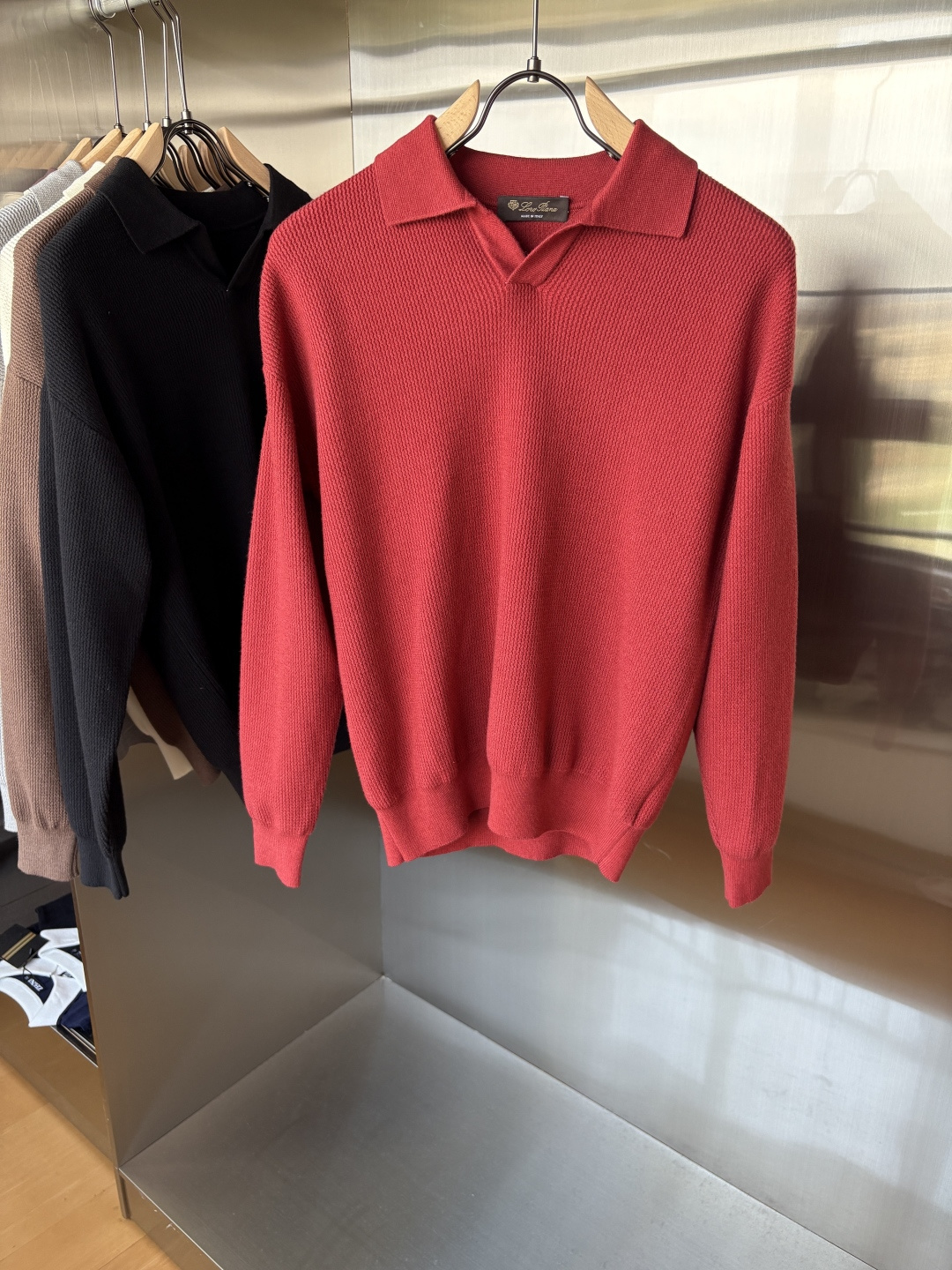 NO:528584,Time-consuming King' diamond jacquard design selects ultra-fine high-quality yarn lapel short-sleeved men's collection 'Time-consuming King' round neck and elegant craftsmanship, which is high-end when touching the skin. Craftsmanship and diamond hollow jacquard, three-dimensional diamond jacquard that takes several months to carve, woven architectural aesthetic texture between warp and weft, and the light and shadow penetrate, showing low-key luxury when light and shadow penetrate, and every move shows low-key luxury. Classic grid lapel short-sleeved design Simple lapel outlines neat lines, short-sleeved cut adapts to multiple scenes - layered suits during business meetings show elegance, casual wear reveals gentleman's taste, and the collection style never fades. The ultimate quality testimony of details Precision turning ensures that the seams are flat, the bone position is reinforced and durable without deformation; the neckline threads have been washed and tested, and they are still as crisp as new as they wear for a long time, and every detail is a testimony of 'time-consuming'. Code M-3XL001  020, T-shirt,business suit,alexander wang19860909耗时王”菱形提花设计甄选超细优质纱线翻领短袖男士典藏款「耗时王」圆领奢雅工艺,触肤即高阶. 匠心底蕴菱形镂空提花 耗时数月雕琢的立体菱形提花,经纬间织就建筑美学肌理,光影穿透时显隐交错,举手投足尽展低调奢华. 经典型格翻领短袖设计 简约翻领勾勒利落线条,短袖剪裁适配多场景——商务会晤时叠搭西装显儒雅,休闲时光单穿流露绅士品味,典藏款型永不褪色. 细节至臻品质见证 精密车工确保接缝平整,骨位加固耐穿不变形；领口螺纹经水洗测试,久穿仍挺括如新,每一处细节皆为「耗时」证言. 码数M-3XL001 020,,T-shirt,business suit,alexander wang,Men's clothing