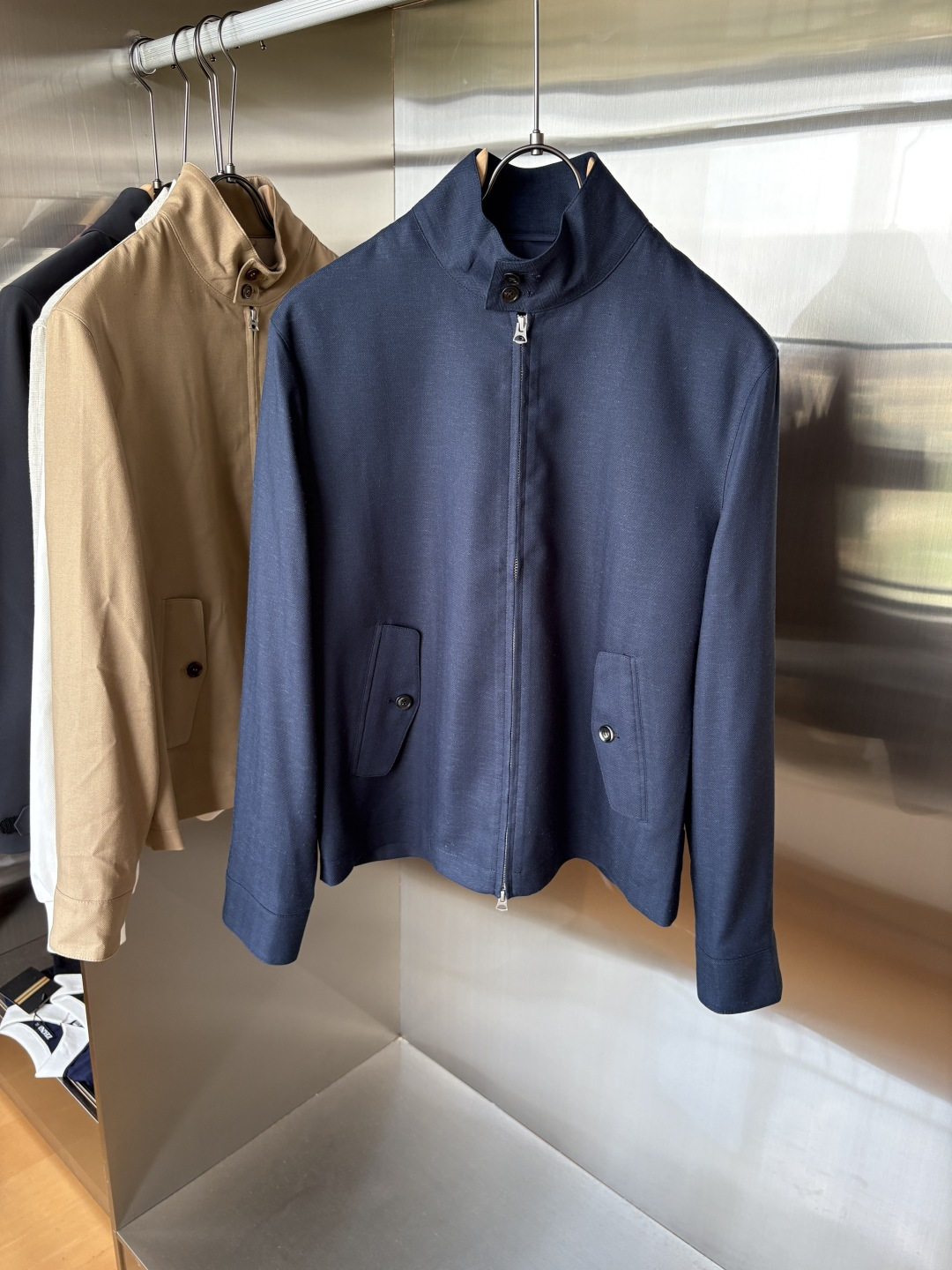 NO:528586,The latest linen jacket for LP counters, specific original linen fabrics, linen gives the jacket excellent wear resistance and wrinkle resistance, ensuring that it can remain crisp and stylish when worn for a long time; allowing you to always stay dry and comfortable when wearing it, and the unique luster and feel of the fabric make it more luxurious and textured. In addition to high-quality fabrics, this jacket has also put a lot of effort into the design. The lapel neck loop design is elegant and generous without losing practicality; the perfect combination of magnetic buckle and metal zipper makes every outfit a show of taste; the cuff slit and folding design increases the flexibility of the jacket, allowing you to enjoy fashion while feeling the considerate warmth; the wide hem design makes the jacket more fitting, and can be easily controlled in casual or business occasions!  Color apricot blue code number M-3XL (48-56), loro piano, jackets & coats, jackets & coats, alexander wang19860909LP专柜最新款麻料夹克外套,特定原版麻料面料,麻料赋予夹克优良的耐磨性和抗皱性,确保长时间穿着仍能保持挺括有型；让您在穿着时始终保持干爽舒适,面料独特的光泽和手感,使其更加奢华有质感,除了优质的面料,这款夹克在设计上也下足了功夫.翻领领袢设计,优雅大方又不失实用性；磁吸扣与金属拉链的完美结合,让每一次穿搭都成为品味的展现；袖口开衩与收折设计,增加了夹克的灵活性,让您在享受时尚的同时也能感受到贴心的温暖；宽下摆设计则让夹克更加贴合身形,无论休闲还是商务场合都能轻松驾驭！ 颜色杏色 兰色 码数M-3XL（48-56）,,loro piana,jackets & coats,jackets & coats,alexander wang,Men's clothing