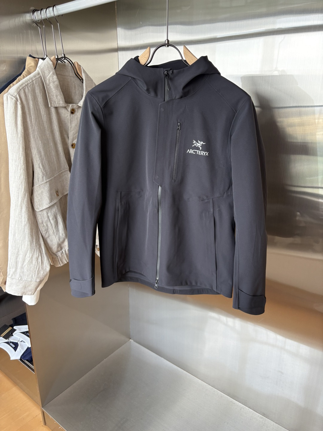 NO:528588,Top-up Beta SL jacket is a high-performance jacket designed for outdoor adventure. It is made of GORE-TEX fabric. It has excellent waterproof and breathable properties to ensure that it remains dry and comfortable in bad weather. Its high-quality design makes it easy to carry and is ideal for long-term hiking and traveling. The new Beta SL color is not only fashionable and eye-catching, but also increases visibility during outdoor activities and improves safety. The unique StormHood hood design provides comprehensive head protection without affecting the field of view. The underarm zipper design enhances breathability and prevents overheating. Whether it is mountaineering, hiking or daily commuting, the Archaeoptera Beta SL Sequoia jacket is an indispensable choice for you. Size M-XXXL, arc'teryx, jackets & coats,hats,alexander wang19860909爆款 顶配 Beta SL冲锋衣是一款专为户外探险设计的高性能外套. 采用GORE-TEX 面料. 具备卓越的防水透气性能,确保在恶劣天气下依然保持干爽舒适. 其高质量设计使其便于携带,非常适合长时间的徒步和旅行. Beta SL新色不仅时尚亮眼,还增加了户外活动中的可见性,提升安全性.独特的 StormHood帽兜设计,提供全面的头部保护,同时不影响视野. 腋下拉链设计增强了透气性,防止过热.无论是登山、徒步还是日常通勤,始祖鸟Beta SL红杉色冲锋衣都是您不可或缺的理想选择. 尺码M-XXXL,arc'teryx,jackets & coats,hats,alexander wang,Men's clothing