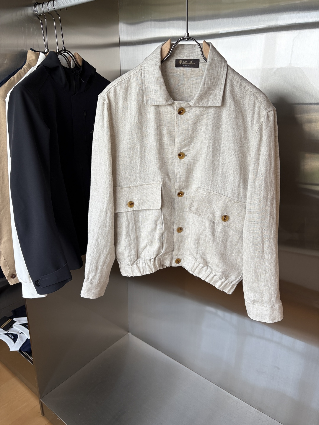 NO:528590,L, the latest Italian style old-fashion style for all-heat counters ~ Comfortable and breathable hunting jacket, top-quality channel goods, very high-end business casual style, Italian style old-fashion style LP family autumn and winter new style, zipper stand-up collar linen jacket, a style for commuting and leisure, the zipper zipper adopts a double zipper head design, can easily concave the shape, and the design of the stand-up collar shows the urban elite style, the side oblique zipper pocket is beautiful and practical, customized high-woven vertical stripes high-density copper-ammonia fiber lining, close-fitting and smooth, customized original hardware zipper and standard mark, highlighting the high-luxury channel quality control texture through details!  Count 48-56 (M-3XL), loro piana, jackets & coats, jackets & coats, alexander wang19860909L,全麻专柜最新款意式老钱风~舒适透气猎装夹克外套,渠道顶级牛货,很高级的商务休闲风,意式老钱风LP家族秋冬新款,拉链立领亚麻外套,可通勤休闲的一款, 襟拉链采用双拉链头的设计,可轻松凹造型,立领的设计示,更显都市精英风范,侧面斜插拉链口袋,美观又实用,定制高织竖条纹高密铜氨纤维衬里,贴身爽滑细腻,客供定制原厂五金拉链,标唛,透过细节彰显出高奢渠道品控质感！ 码数48-56（M-3XL),,loro piana,jackets & coats,jackets & coats,alexander wang,Men's clothing