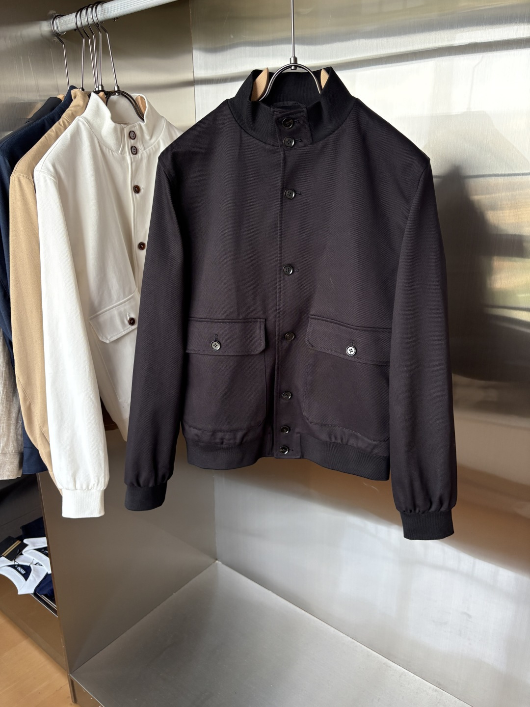 NO:528592,The latest linen jacket for LP counters, specific original linen fabrics, linen gives the jacket excellent wear resistance and wrinkle resistance, ensuring that it can remain crisp and stylish when worn for a long time; allowing you to always stay dry and comfortable when wearing it, and the unique luster and feel of the fabric make it more luxurious and textured. In addition to high-quality fabrics, this jacket has also put a lot of effort into the design. The lapel neck loop design is elegant and generous without losing practicality; the perfect combination of magnetic buckle and metal zipper makes every outfit a show of taste; the cuff slit and folding design increases the flexibility of the jacket, allowing you to enjoy fashion while feeling the considerate warmth; the wide hem design makes the jacket more fitting, and can be easily controlled in casual or business occasions!  Color white; black Number of code M-3XL (48-56), loro piano, jackets & coats, jackets & coats, alexander wang19860909LP专柜最新款麻料夹克外套,特定原版麻料面料,麻料赋予夹克优良的耐磨性和抗皱性,确保长时间穿着仍能保持挺括有型；让您在穿着时始终保持干爽舒适,面料独特的光泽和手感,使其更加奢华有质感,除了优质的面料,这款夹克在设计上也下足了功夫.翻领领袢设计,优雅大方又不失实用性；磁吸扣与金属拉链的完美结合,让每一次穿搭都成为品味的展现；袖口开衩与收折设计,增加了夹克的灵活性,让您在享受时尚的同时也能感受到贴心的温暖；宽下摆设计则让夹克更加贴合身形,无论休闲还是商务场合都能轻松驾驭！ 颜色白色；黑色 码数M-3XL（48-56）,,loro piana,jackets & coats,jackets & coats,alexander wang,Men's clothing