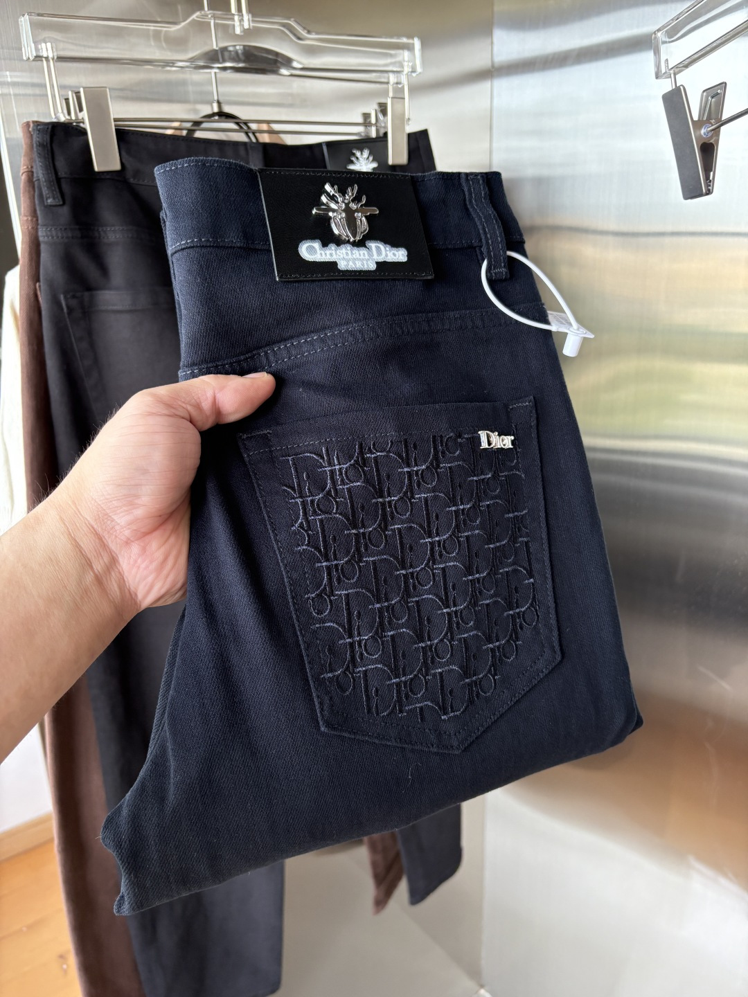 NO:528593,A super stylish jeans, customized original washing denim fabric, unique design, top-grade embroidery craft letter pattern logo, original hardware and auxiliary decoration, extremely superior jeans, the materials and craftsmanship are extremely luxurious and exquisite, extremely high-end, handsome and stylish, recommended, 003 yards 29-38 35; 37, jeans, alexander wang19860909超级有范儿的一款牛仔裤,定制原版水洗牛仔面料,独特设计,顶级刺绣工艺字母图案logo,原版五金辅料装饰,极为翘楚的一款牛仔裤,用料与工艺都极致奢华精湛,档次极高,上身帅气有型,推荐,003码数29-38没35；37,,jeans,alexander wang,Men's clothing