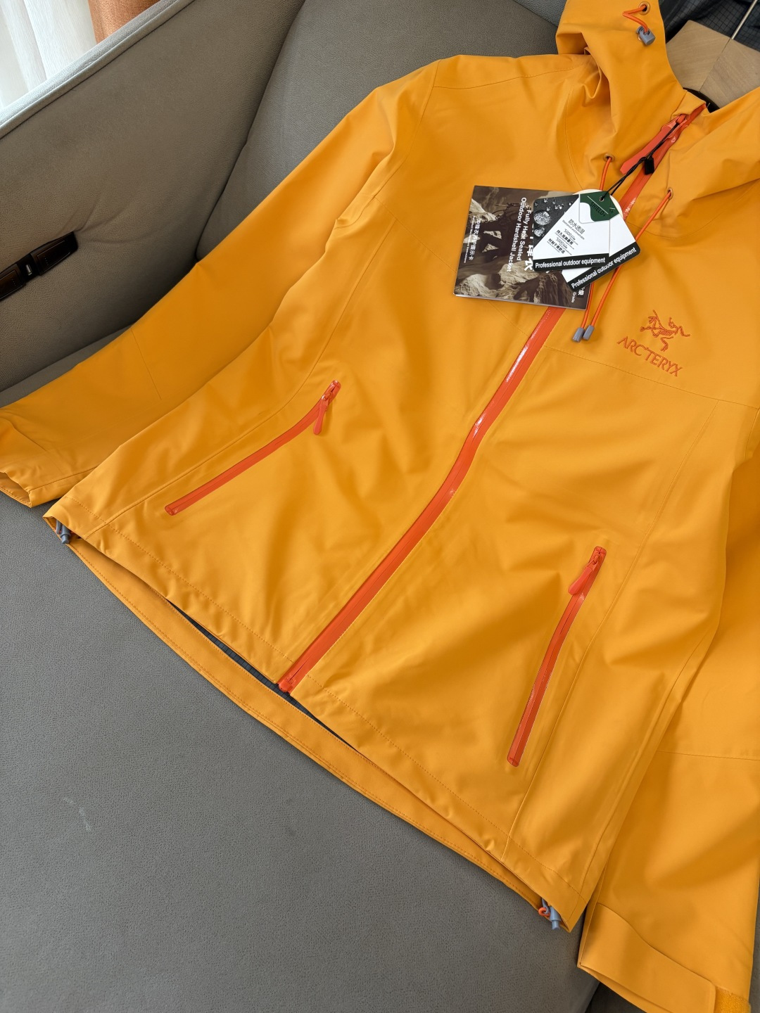 爆款 顶配 Beta SL冲锋衣是一款专为户外探险设计的高性能外套。采用GORE-TEX 面料。具备卓越