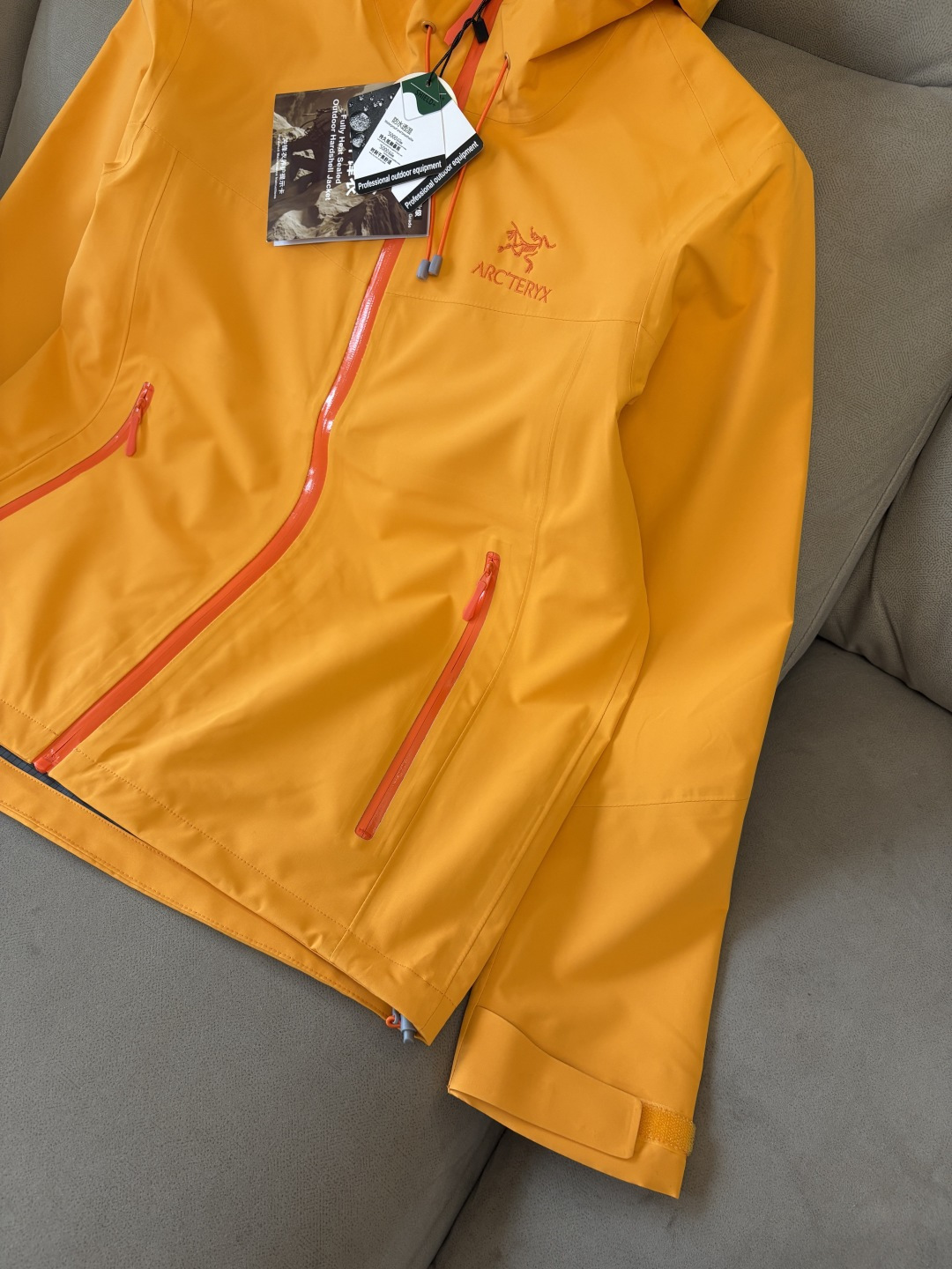 爆款 顶配 Beta SL冲锋衣是一款专为户外探险设计的高性能外套。采用GORE-TEX 面料。具备卓越