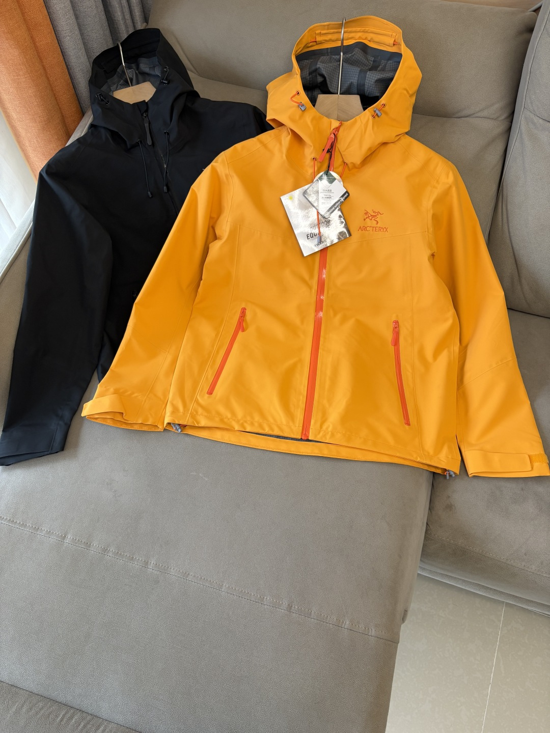 NO:540673,Top-up Beta SL jacket is a high-performance jacket designed for outdoor adventure. It is made of GORE-TEX fabric. It has excellent waterproof and breathable properties to ensure that it remains dry and comfortable in bad weather. Its high-quality design makes it easy to carry and is ideal for long-term hiking and traveling. The new Beta SL color is not only fashionable and eye-catching, but also increases visibility during outdoor activities and improves safety. The unique StormHood hood design provides comprehensive head protection without affecting the field of view. The underarm zipper design enhances breathability and prevents overheating. Whether it is mountaineering, hiking or daily commuting, the Archaeoptera Beta SL Sequoia jacket is an indispensable choice for you. Black color; Yellow Size M-XXXL, arc'teryx, jackets &  coats, hats, alexander wang19860909爆款 顶配 Beta SL冲锋衣是一款专为户外探险设计的高性能外套. 采用GORE-TEX 面料. 具备卓越的防水透气性能,确保在恶劣天气下依然保持干爽舒适. 其高质量设计使其便于携带,非常适合长时间的徒步和旅行. Beta SL新色不仅时尚亮眼,还增加了户外活动中的可见性,提升安全性.独特的 StormHood帽兜设计,提供全面的头部保护,同时不影响视野. 腋下拉链设计增强了透气性,防止过热.无论是登山、徒步还是日常通勤,始祖鸟Beta SL红杉色冲锋衣都是您不可或缺的理想选择. 颜色黑色；黄色 尺码M-XXXL,arc'teryx,jackets & coats,hats,alexander wang,Men's clothing